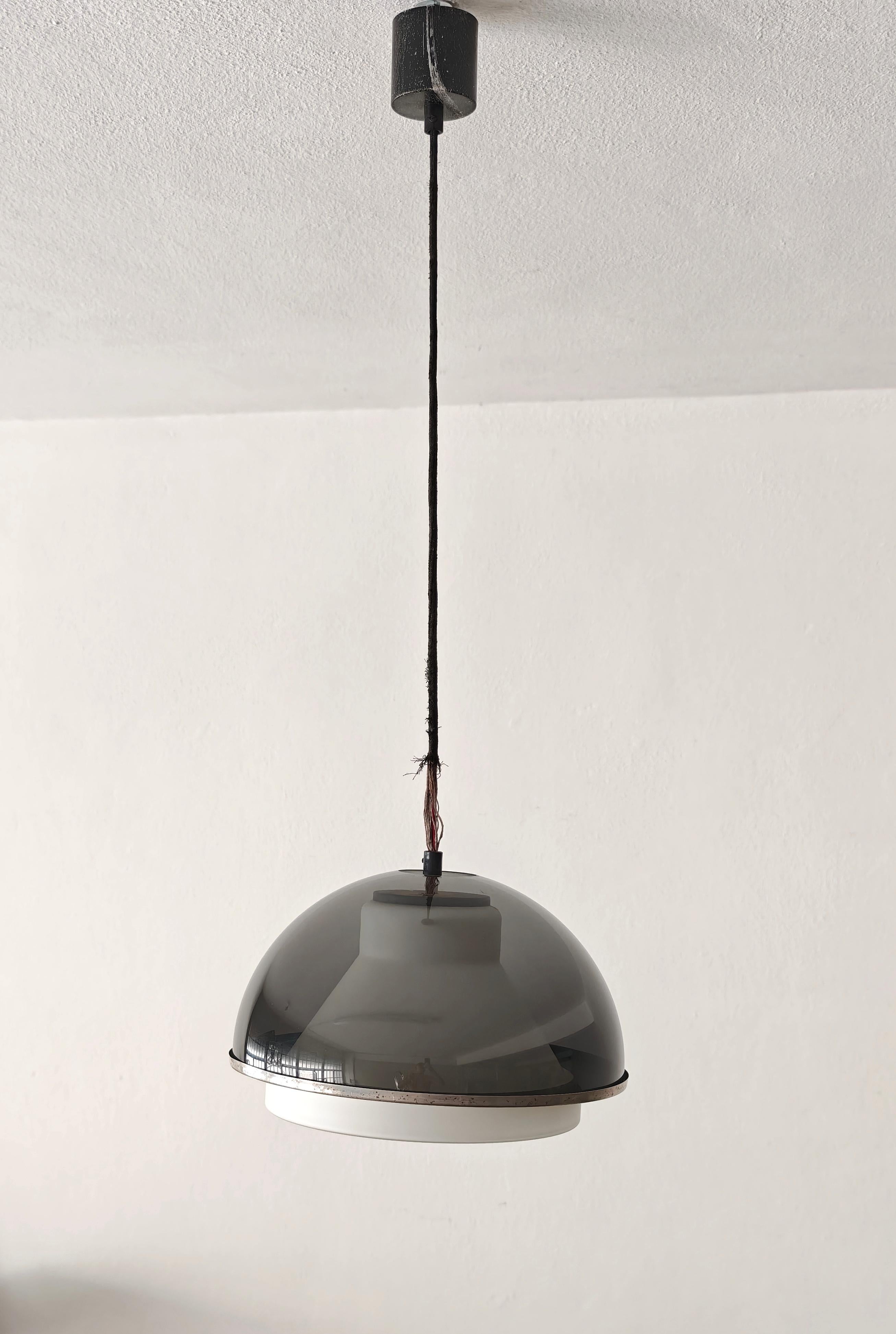 Mid-Century Modern Pendelleuchte Opalglas und Plexiglas Produktion Italien 60er Jahre (Aluminium) im Angebot