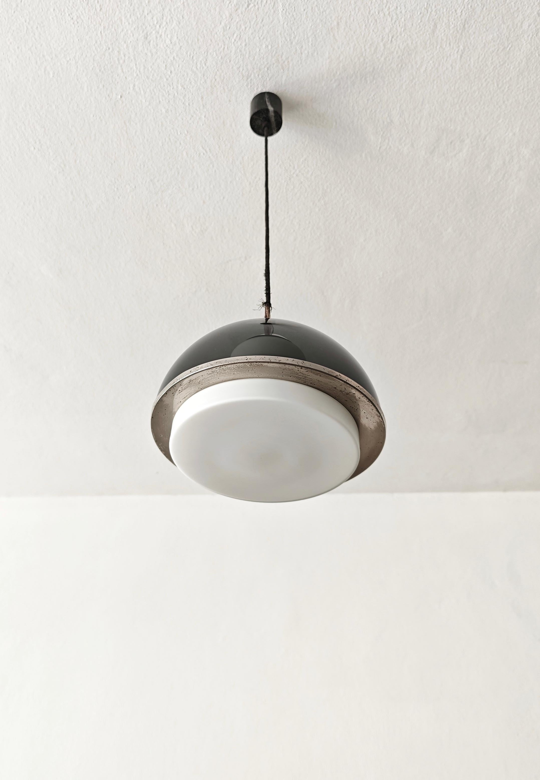 Mid-Century Modern Pendelleuchte Opalglas und Plexiglas Produktion Italien 60er Jahre im Angebot 2