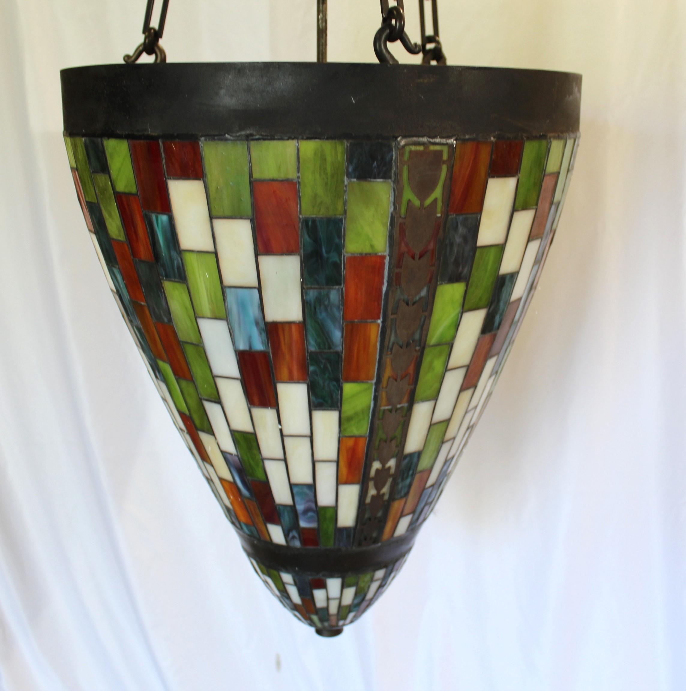 Progettato su misura da un interior designer di Los Angeles per un hotel. Hand Made in stile Tiffany con lamina di rame e vetro artistico piombato. La struttura in metallo è rifinita in colore bronzo. L'Inter è dotata di un corpo a 6 candelabri. La