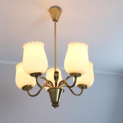 Kronleuchter im Mid-Century-Modern-Stil, Messingblätter und Opalglashüllen, Sievä, 1950er Jahre