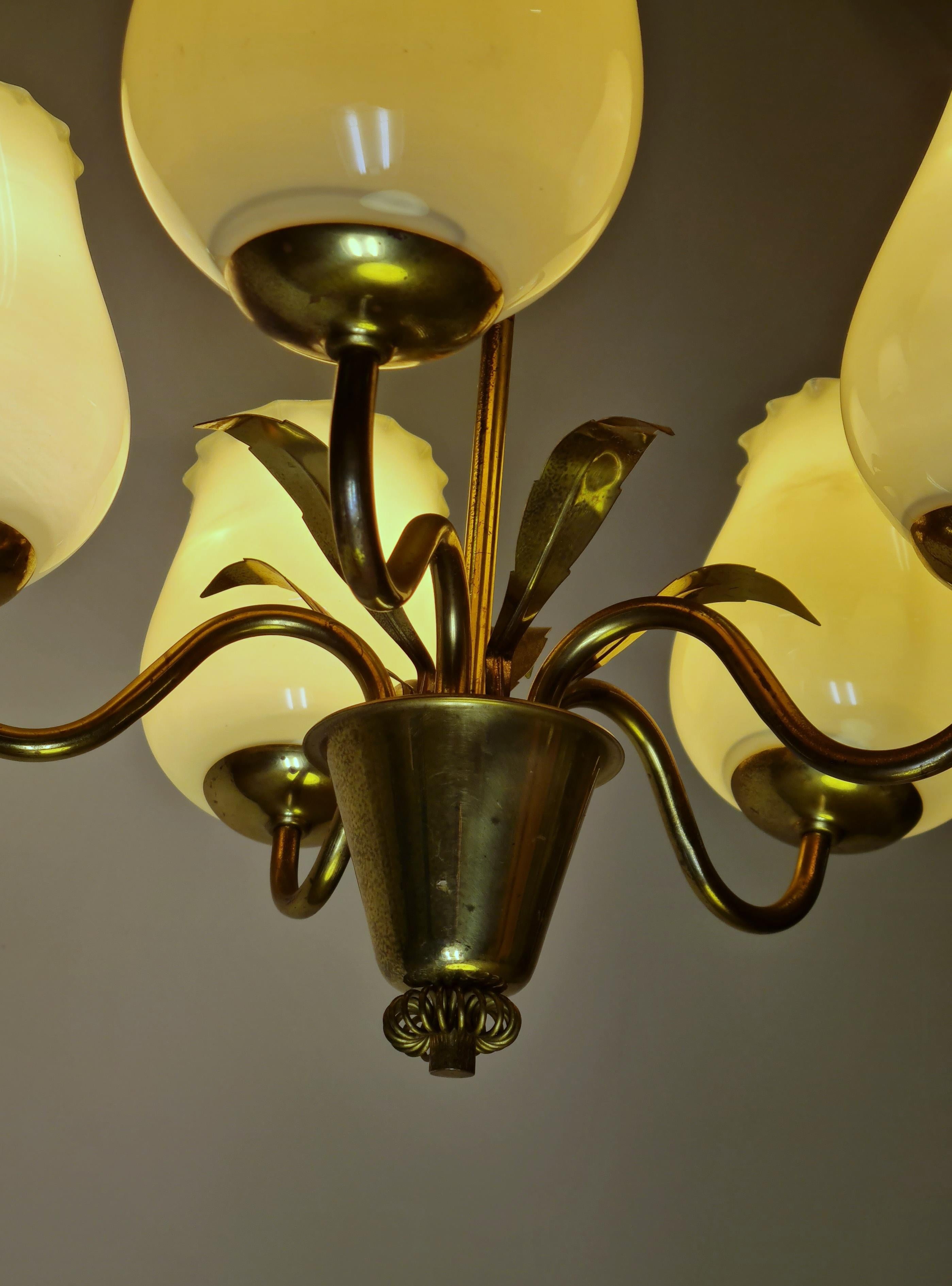 Mid-Century moderno Ciondolo moderno di metà secolo con foglie d'ottone e paralumi opalini, Sievä 1950s in vendita