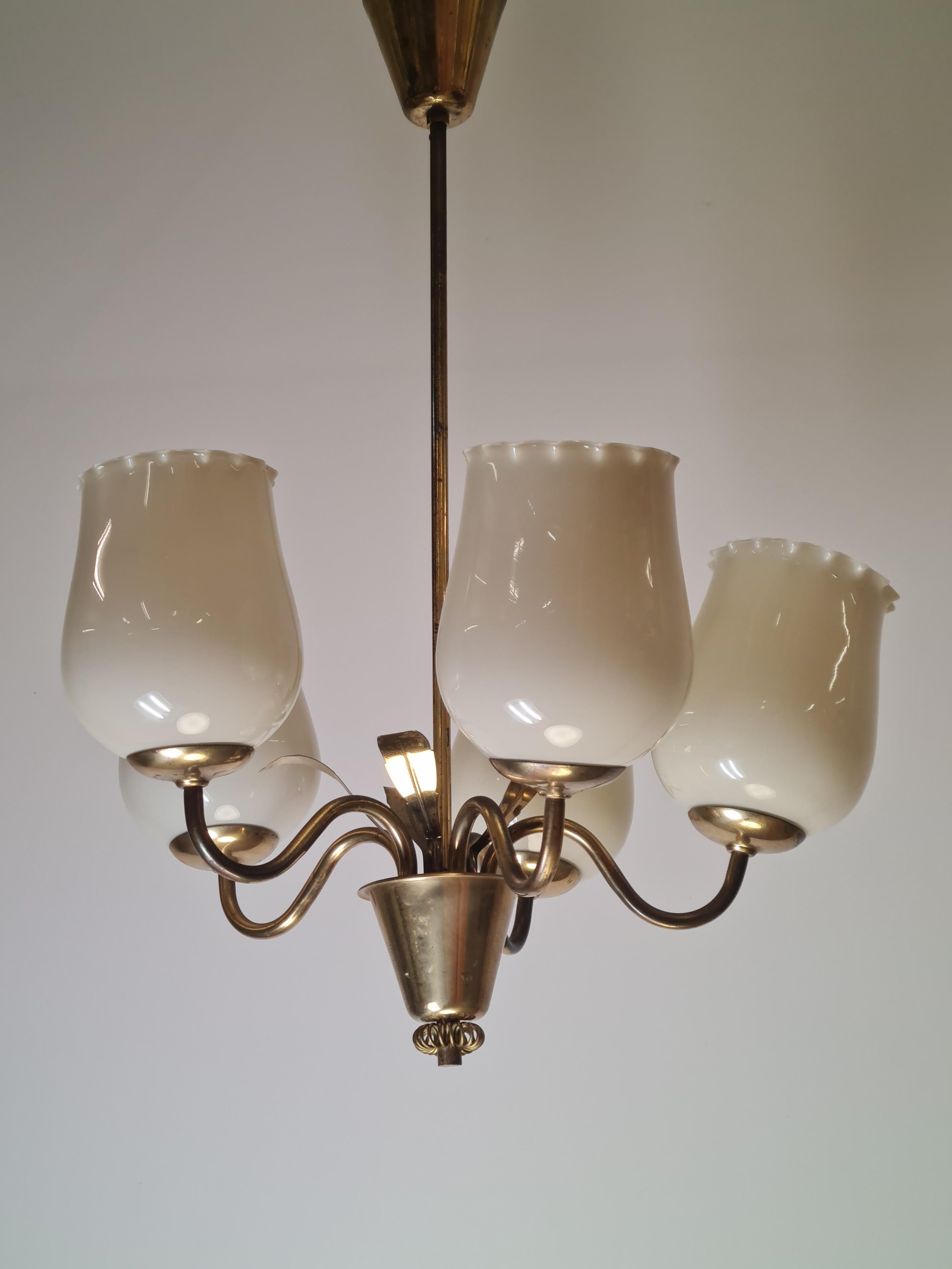 Ciondolo moderno di metà secolo con foglie d'ottone e paralumi opalini, Sievä 1950s In condizioni buone in vendita a Helsinki, FI