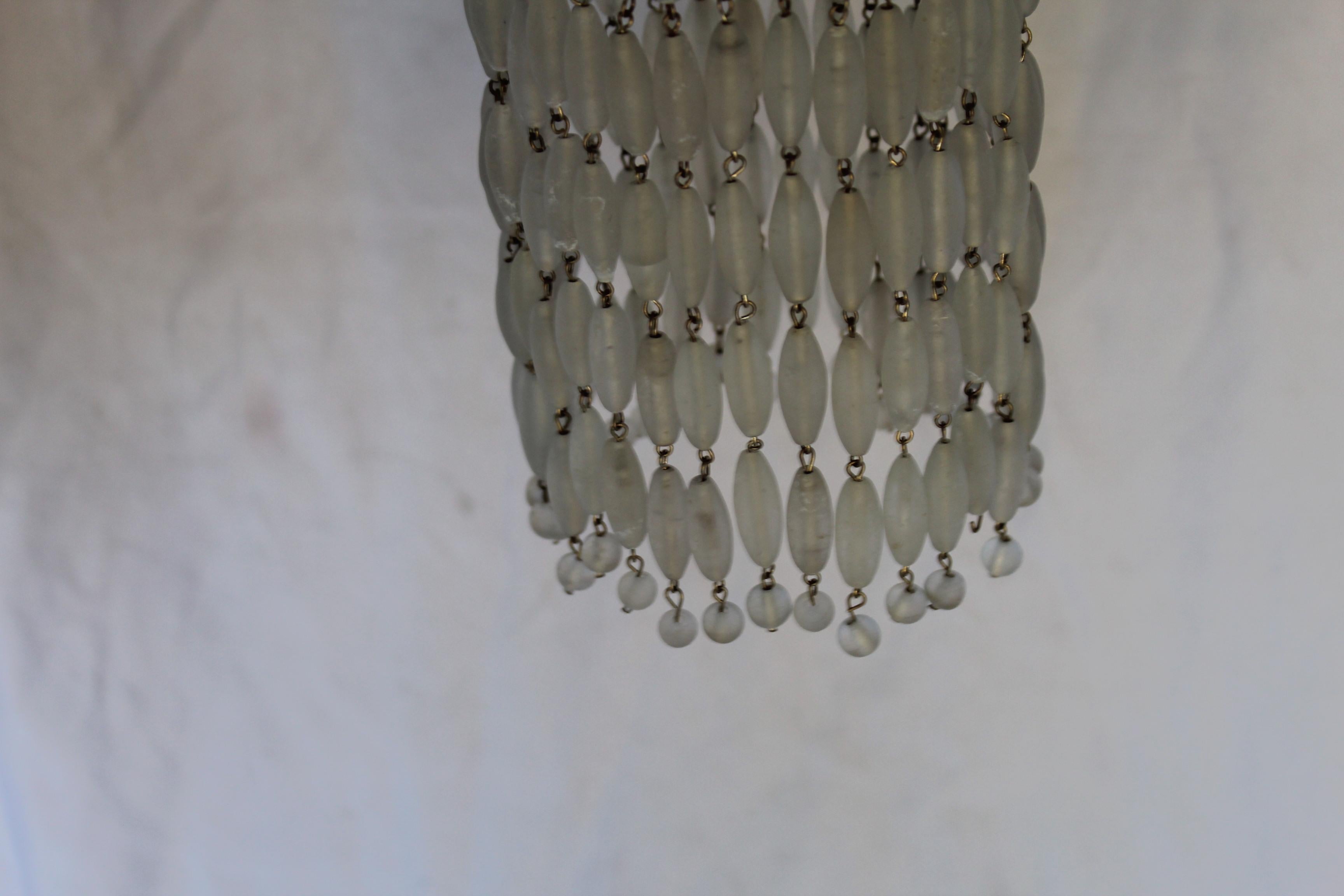 Pendentifs modernes du milieu du siècle dernier en perles de verre de finition laiton antique Bon état - En vente à Los Angeles, CA