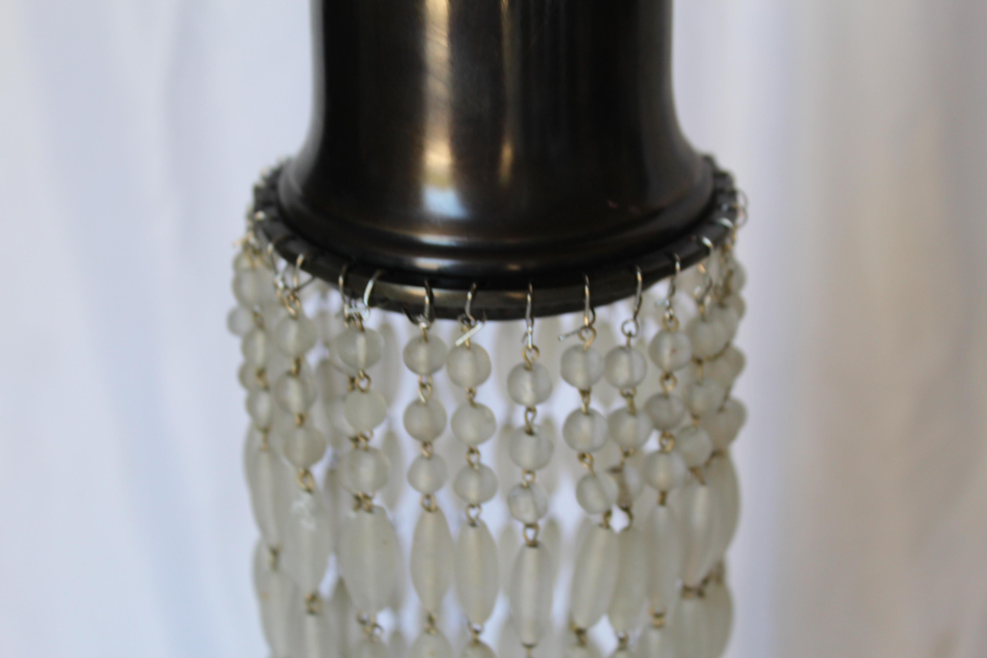 Fin du 20e siècle Pendentifs modernes du milieu du siècle dernier en perles de verre de finition laiton antique en vente