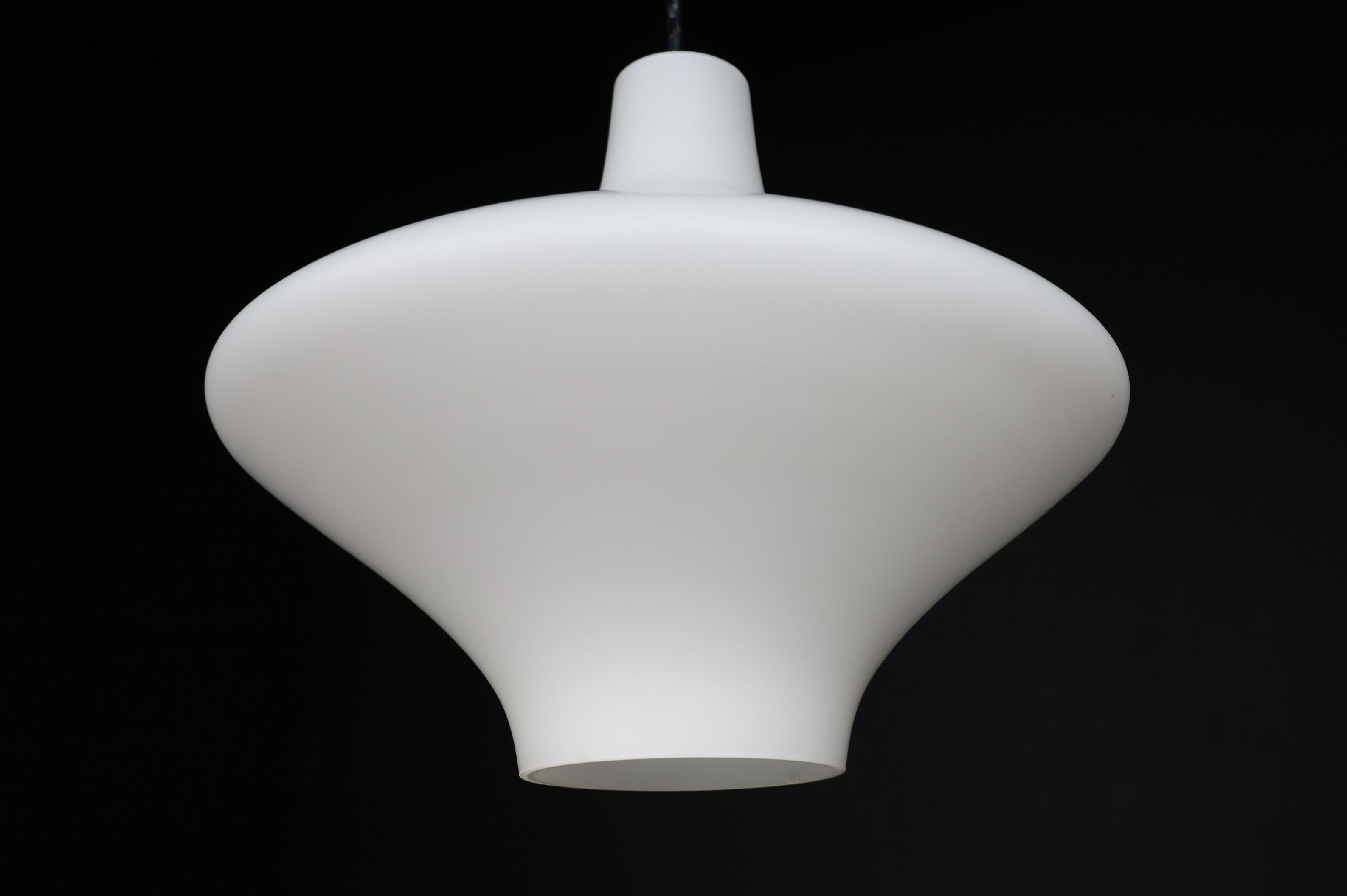 Lampes à suspension modernes du milieu du siècle, acier et verre opalin, Europe, années 1960 en vente 3