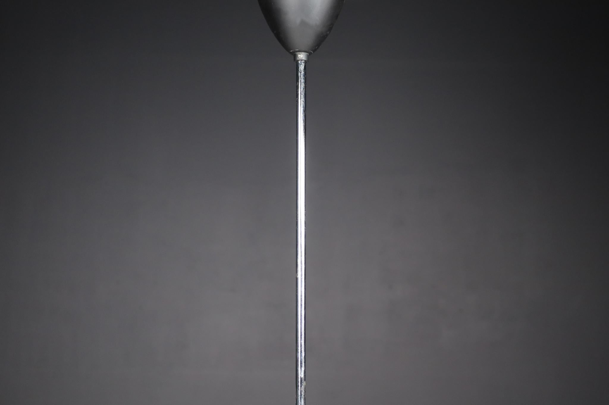 Métal Lampes à suspension modernes du milieu du siècle, acier et verre opalin, Europe, années 1960 en vente