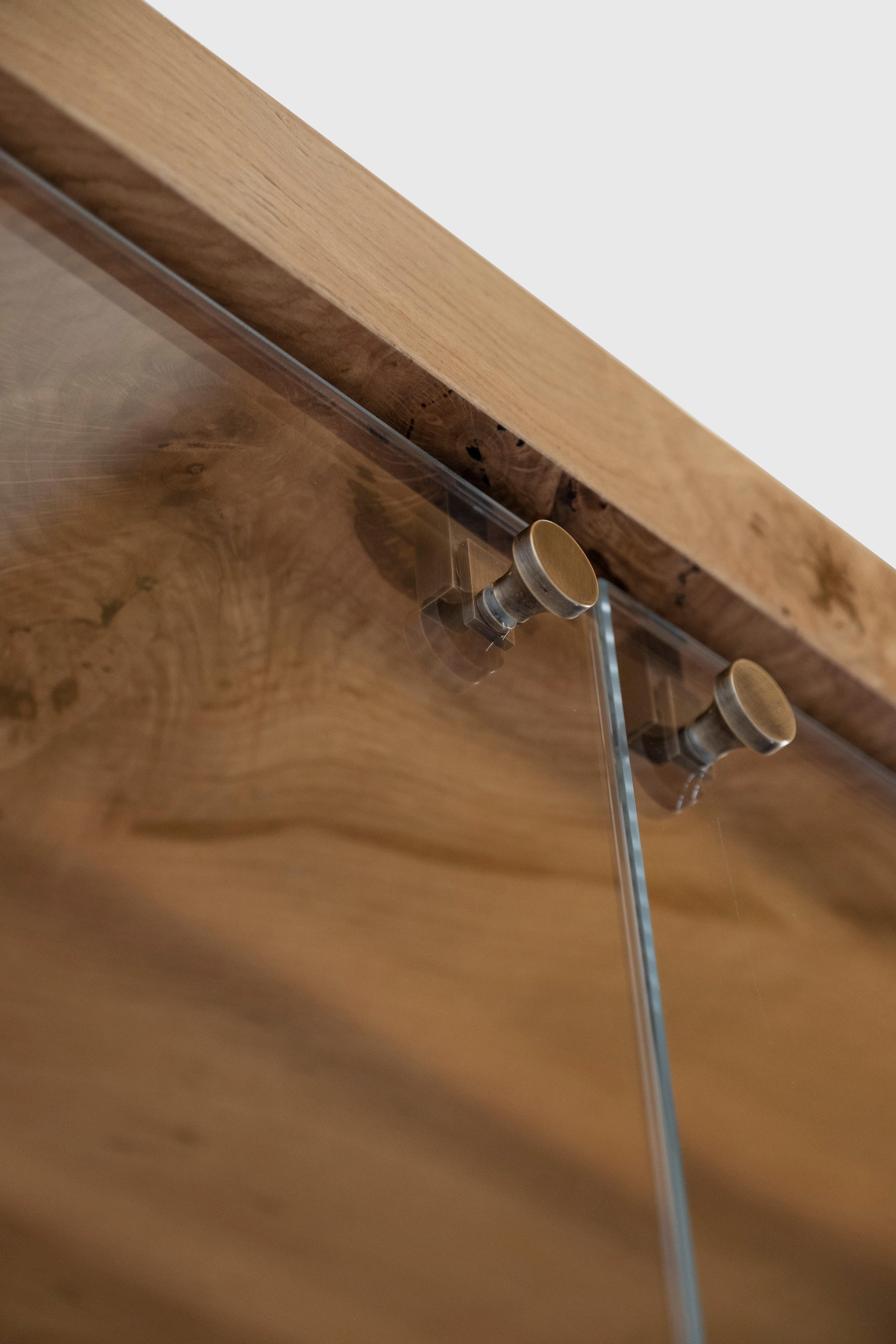 XXI secolo e contemporaneo Vetrina Penedo Oak Onyx Ottone Vetro Artigianale Greenapple in vendita