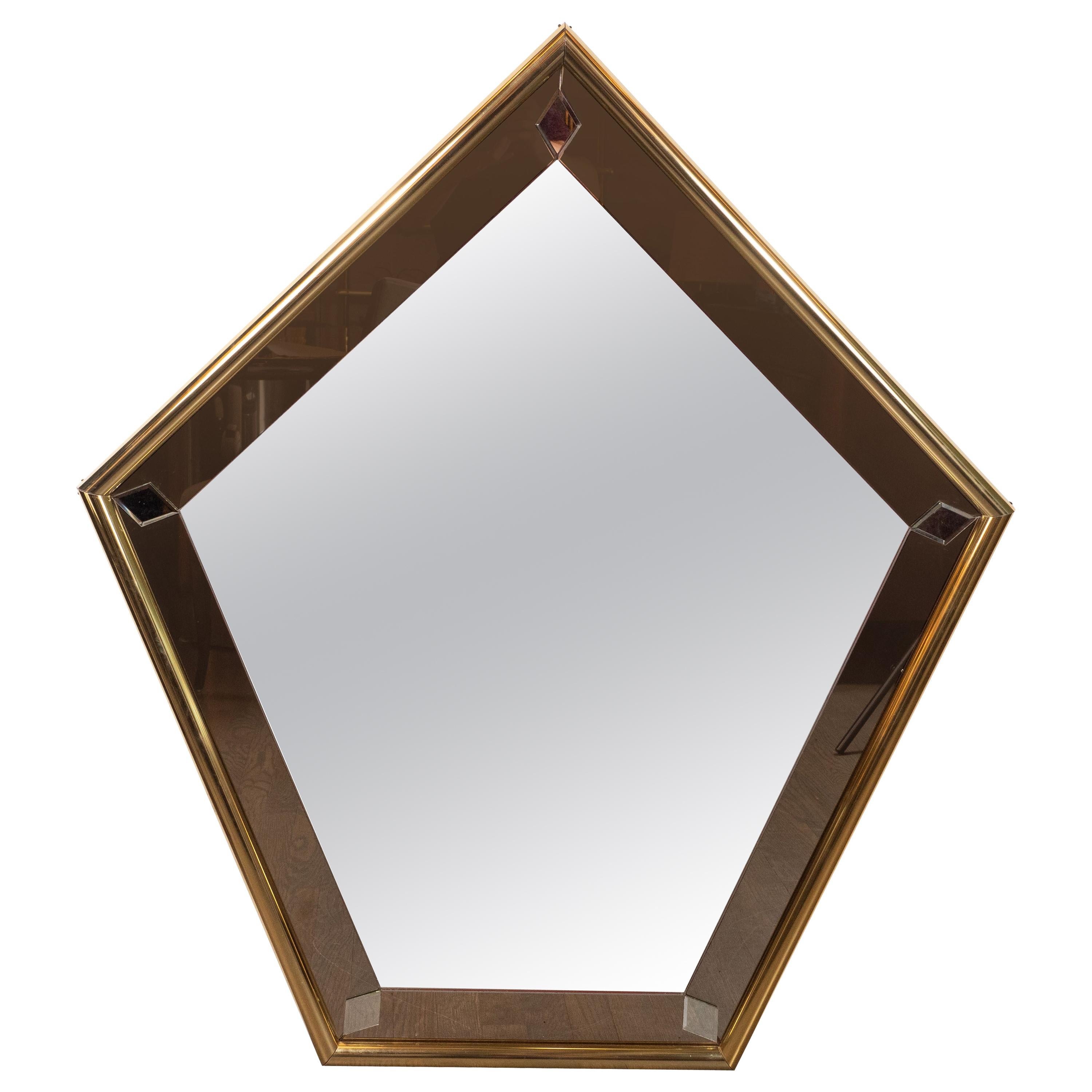 Miroir pentagonal moderne du milieu du siècle en laiton enveloppé avec bordure fumée