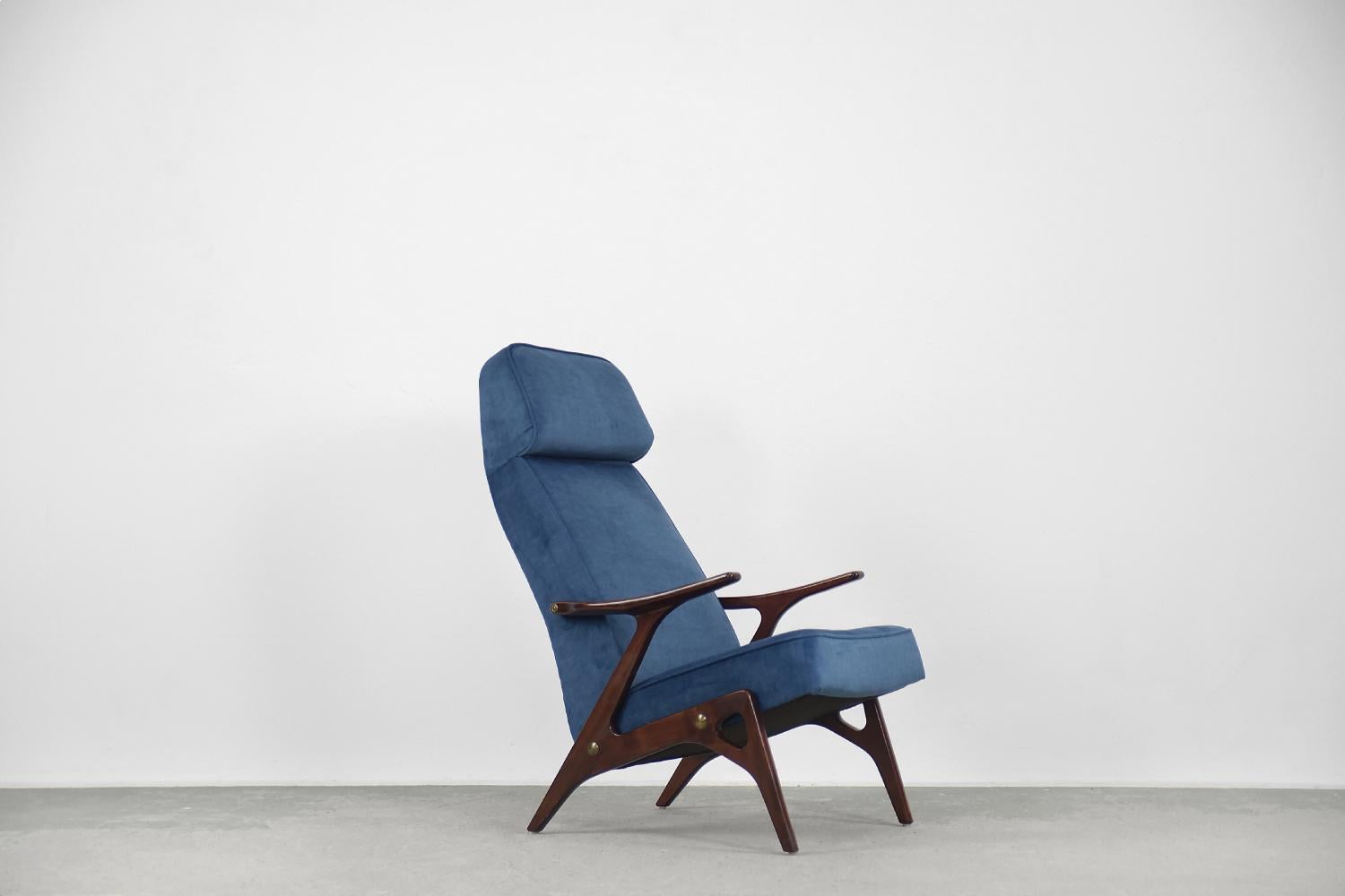 This modernist Per armchair was designed by Inge Andersson for the Swedish manufacture Bröderna Andersson during the 1960s. The modernist frame of the armchair is made of solid wood. The legs of the armchair are connected to the armrests in a subtle