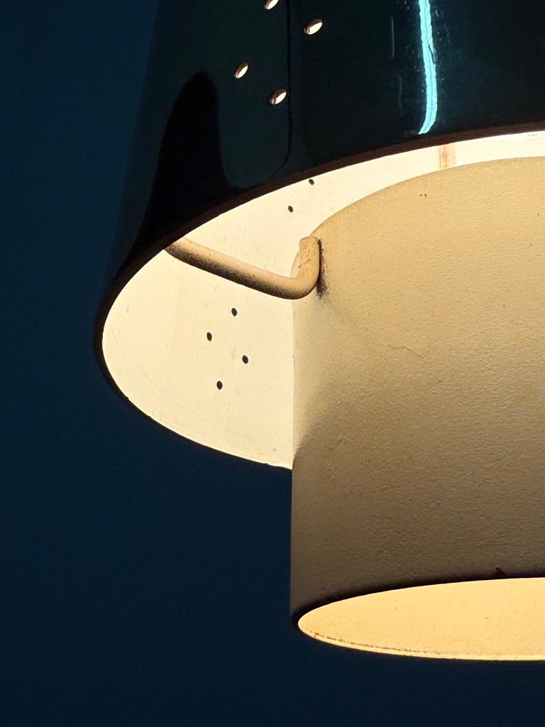Lampade a sospensione in ottone traforato della metà del secolo scorso 1950 in vendita 3