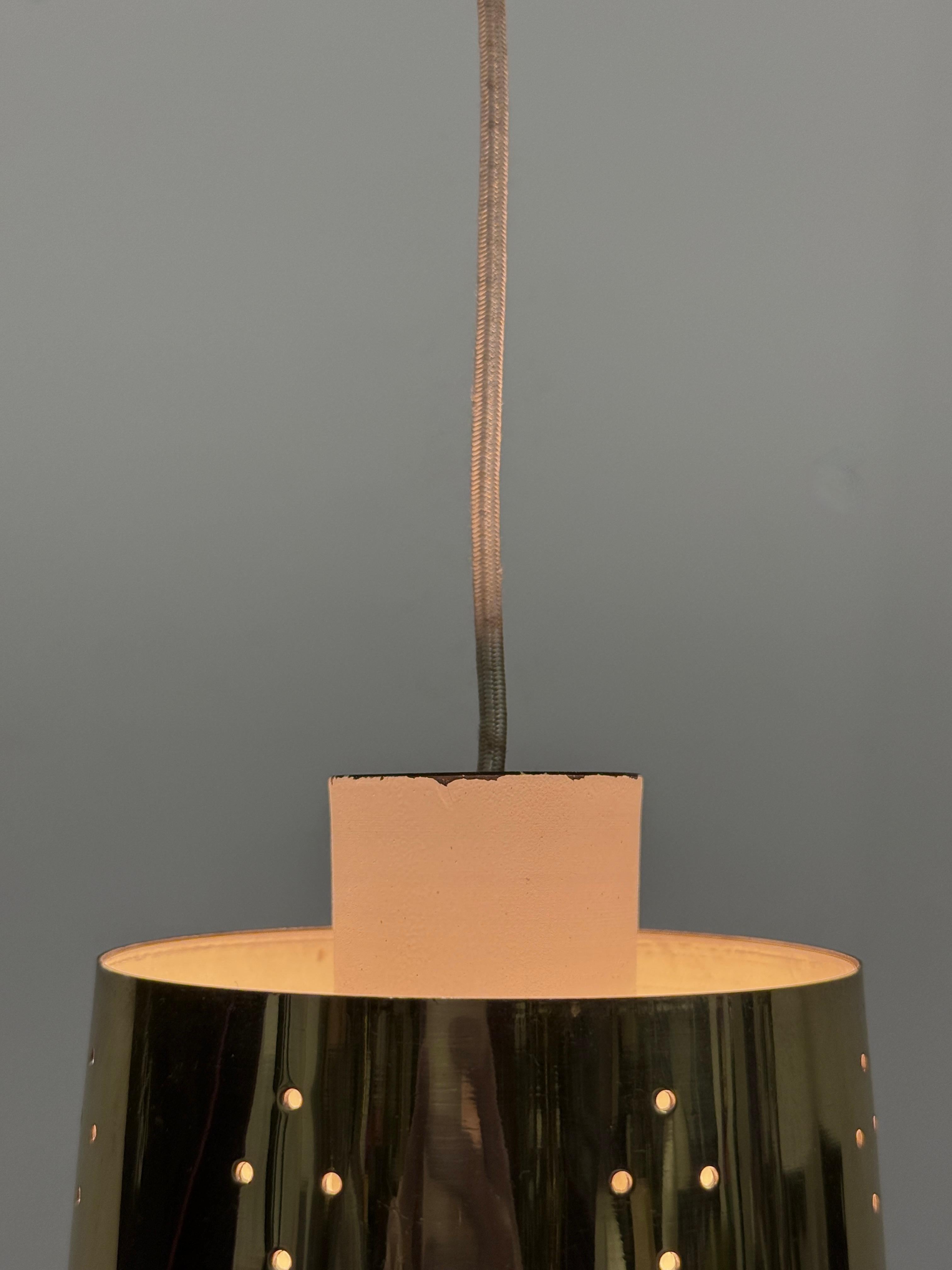 Lampade a sospensione in ottone traforato della metà del secolo scorso 1950 in vendita 4