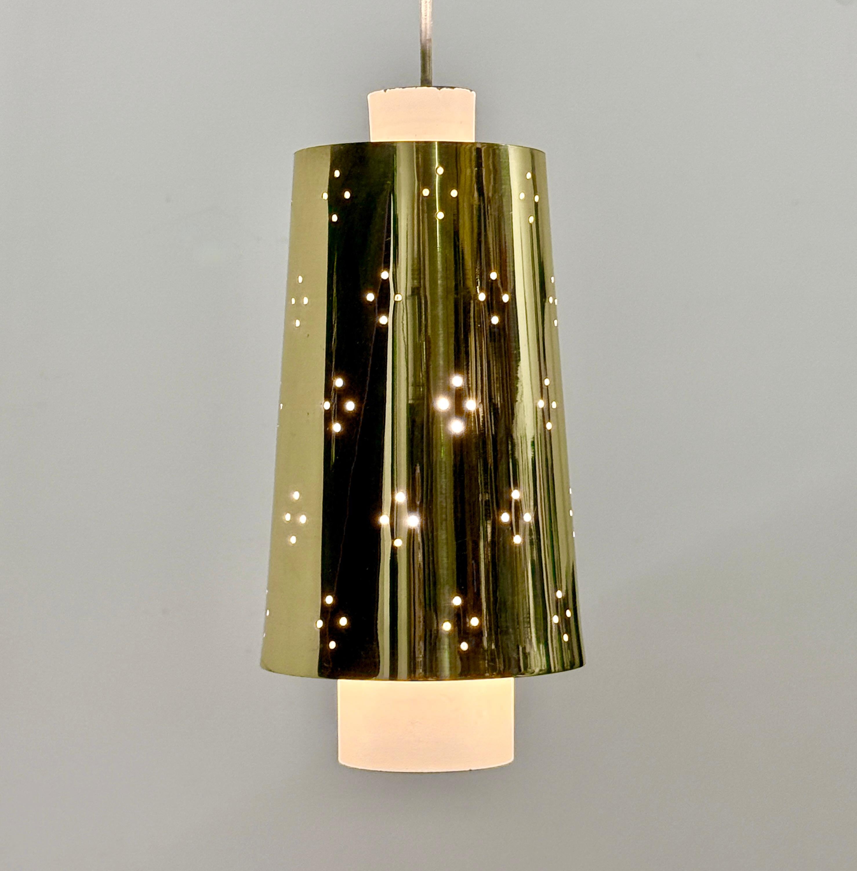 Lampade a sospensione a doppio paralume in ottone traforato del Mid Century di Halcolite NYC, circa inizio anni '50

Design di ispirazione finlandese con paralume esterno in ottone forato e diffusore cilindrico smaltato bianco
Il baldacchino