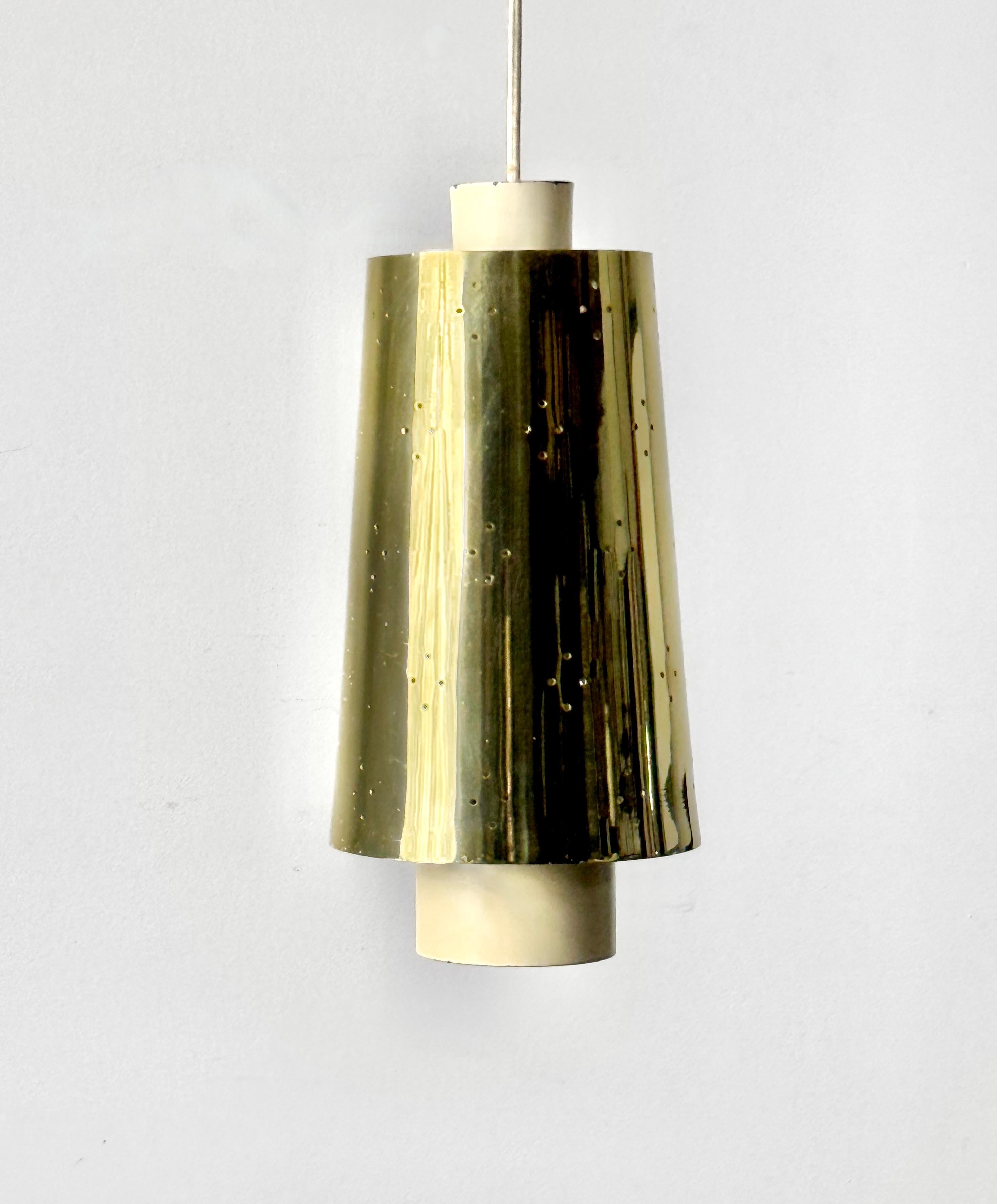 Mid-Century moderno Lampade a sospensione in ottone traforato della metà del secolo scorso 1950 in vendita