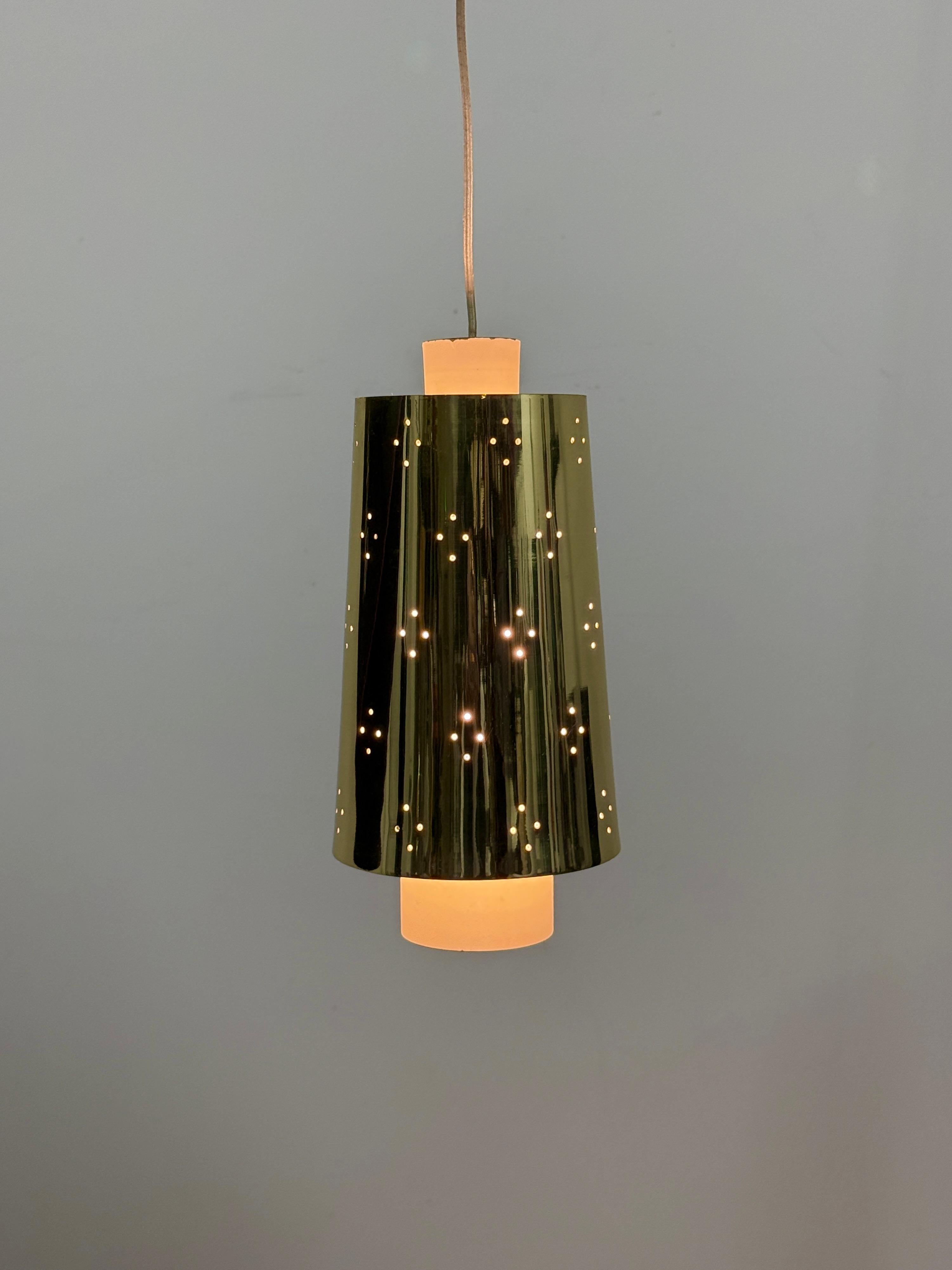 Metà XX secolo Lampade a sospensione in ottone traforato della metà del secolo scorso 1950 in vendita