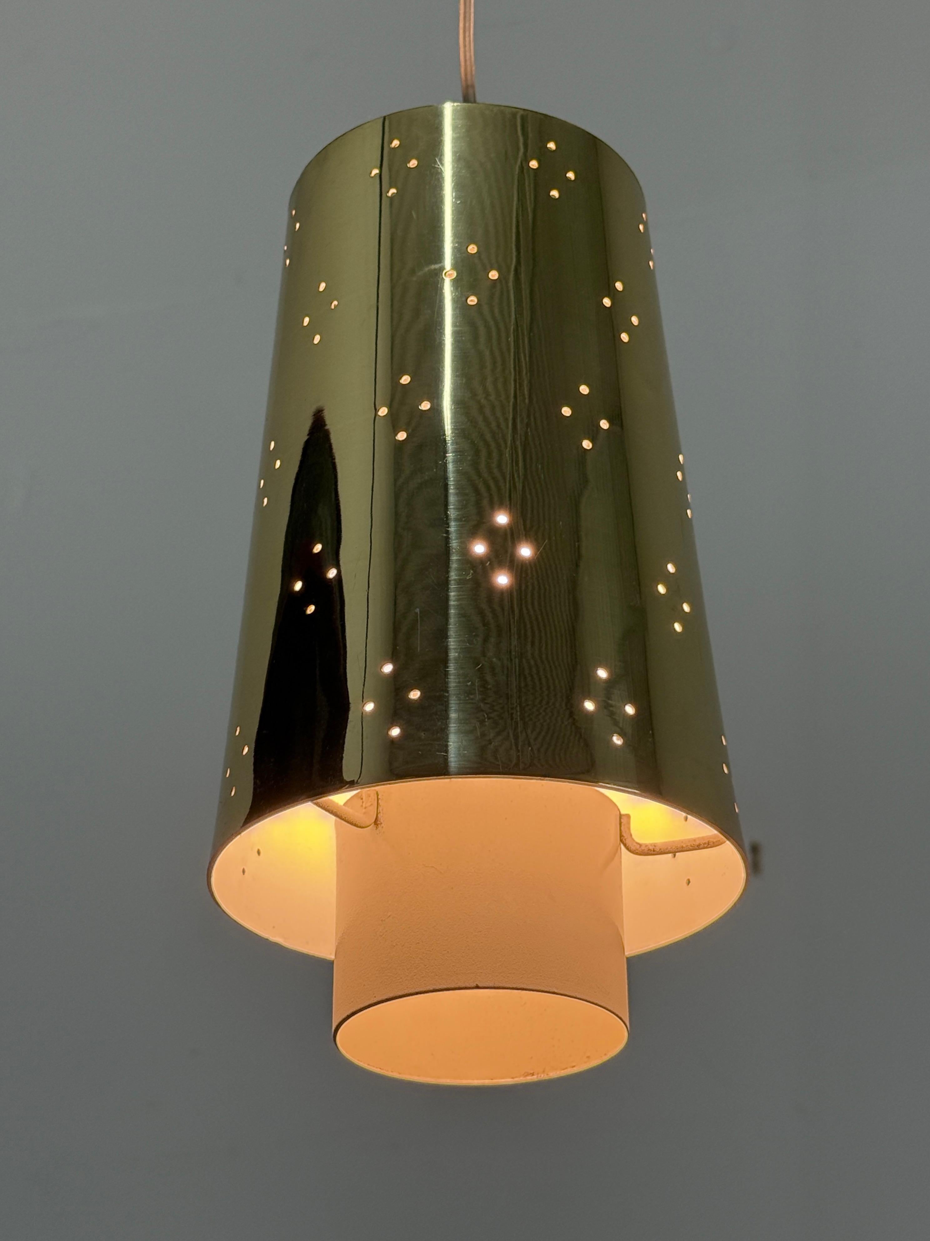 Lampade a sospensione in ottone traforato della metà del secolo scorso 1950 in vendita 1