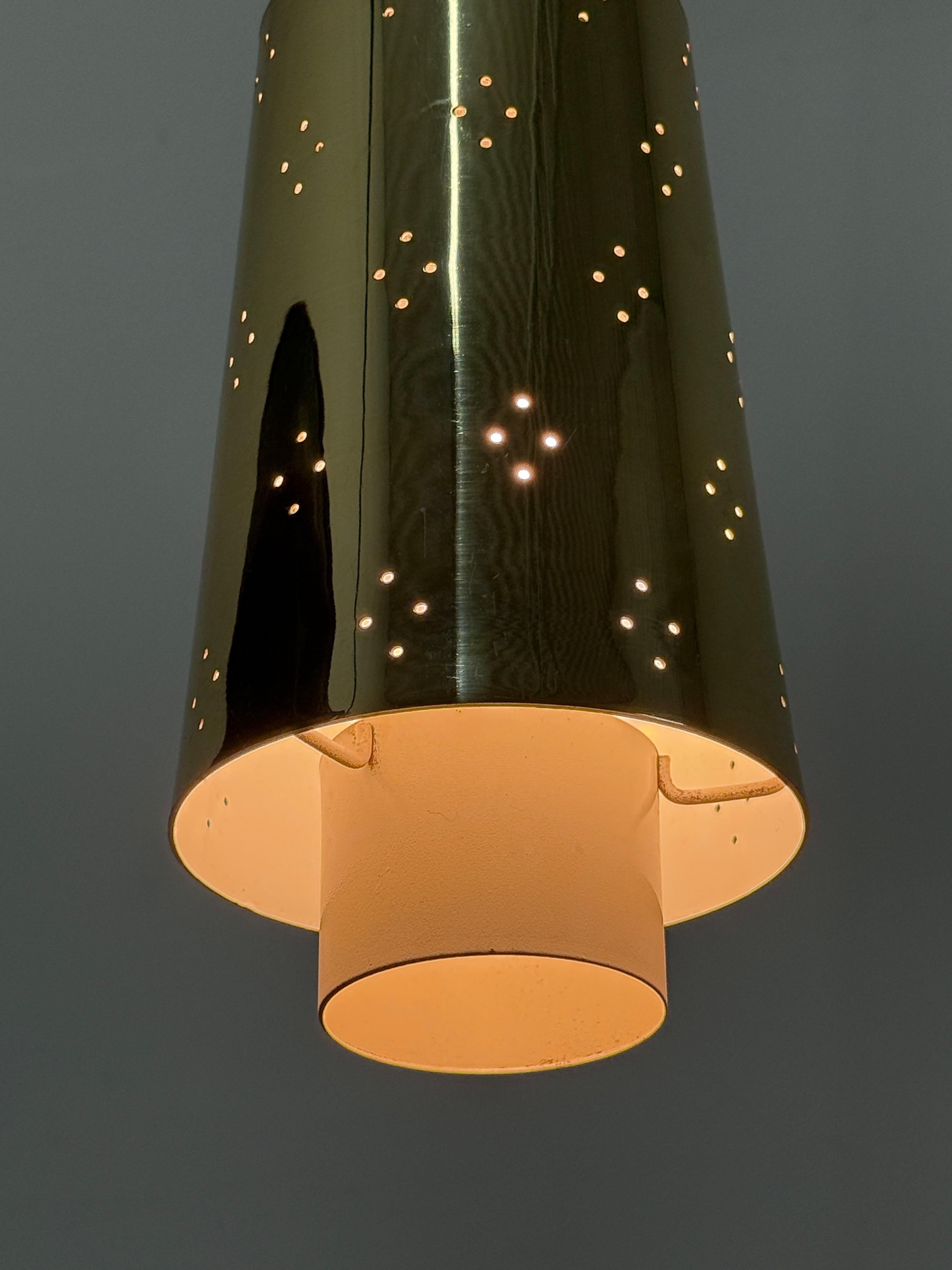 Lampade a sospensione in ottone traforato della metà del secolo scorso 1950 in vendita 2