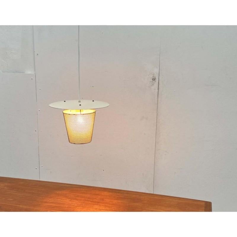 Lampe pendante en métal perforé moderne du milieu du siècle, années 1950 en vente 5