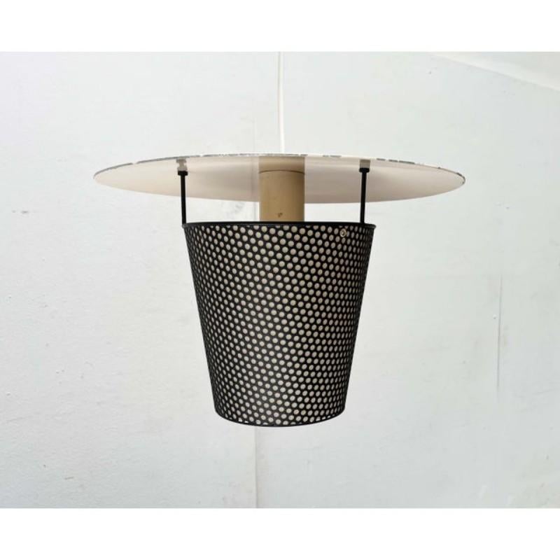 Allemand Lampe pendante en métal perforé moderne du milieu du siècle, années 1950 en vente
