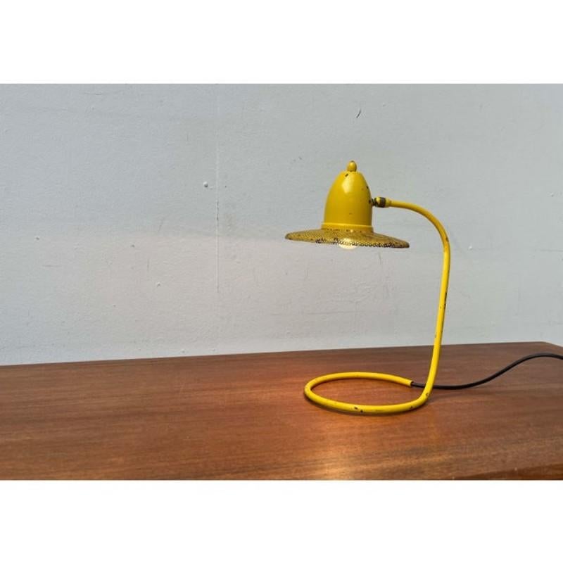 Moderne Tischleuchte aus perforiertem Metall aus der Mitte des Jahrhunderts, 1960er Jahre im Angebot 9