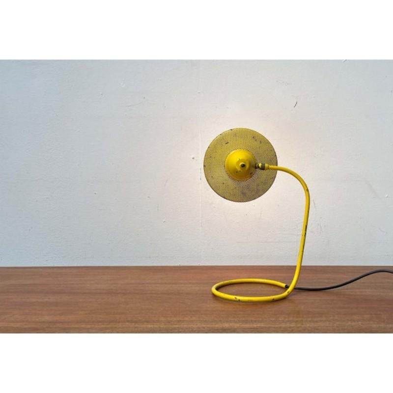 Eine Tischleuchte aus der Mitte des Jahrhunderts mit einem besonderen MATERIAL und einer besonderen Farbgebung.

Diese kleine Lampe erinnert in Material und Farbe an die Entwürfe von Mathieu Matégot. Besonders bemerkenswert ist das Lochblech, das