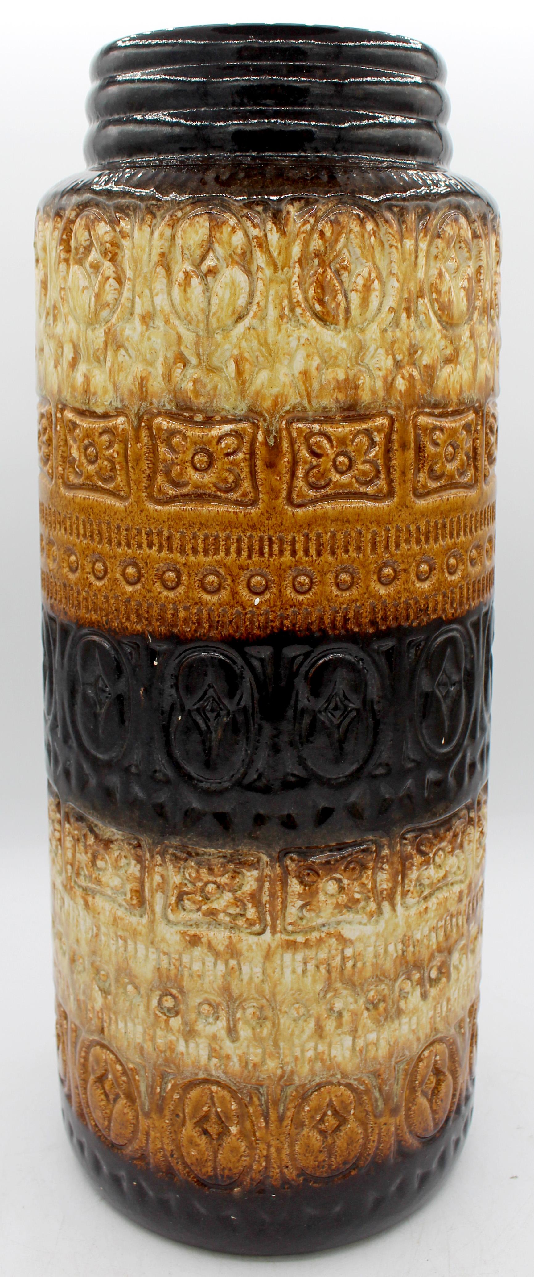 Vaso della Germania Occidentale di epoca moderna. Forma tipica dell'origine e dell'epoca. Bande di fiori e motivi geometrici sul corpo, collo ad anelli concentrici. Toni della terra. Timbro 289-41 & W. Germania. 16 1/8