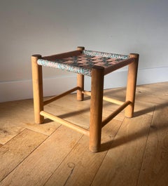Taburete de madera estilo Perriand moderno de mediados de siglo con asiento tejido, años 50