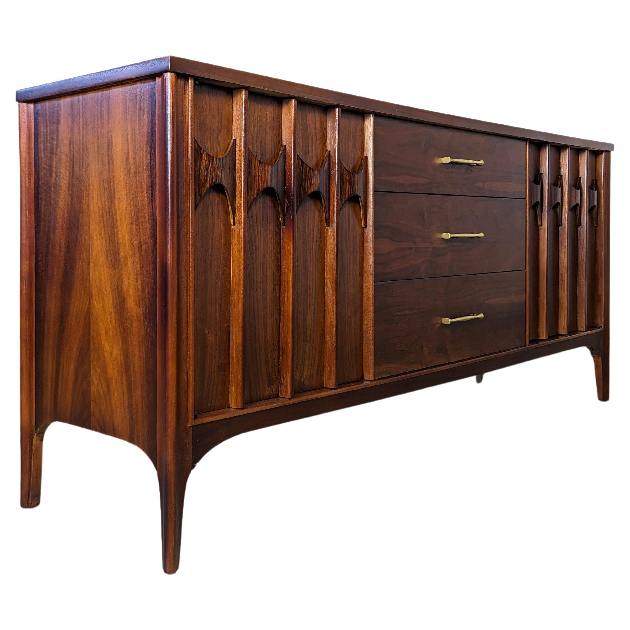 For sale is a magnificent mid-century modern dresser, the 'Perspecta' by the renowned American manufacture Kent Coffey. Dating back to the 1960s, this striking piece is an excellent example of the timeless mid-century aesthetic, renowned for its