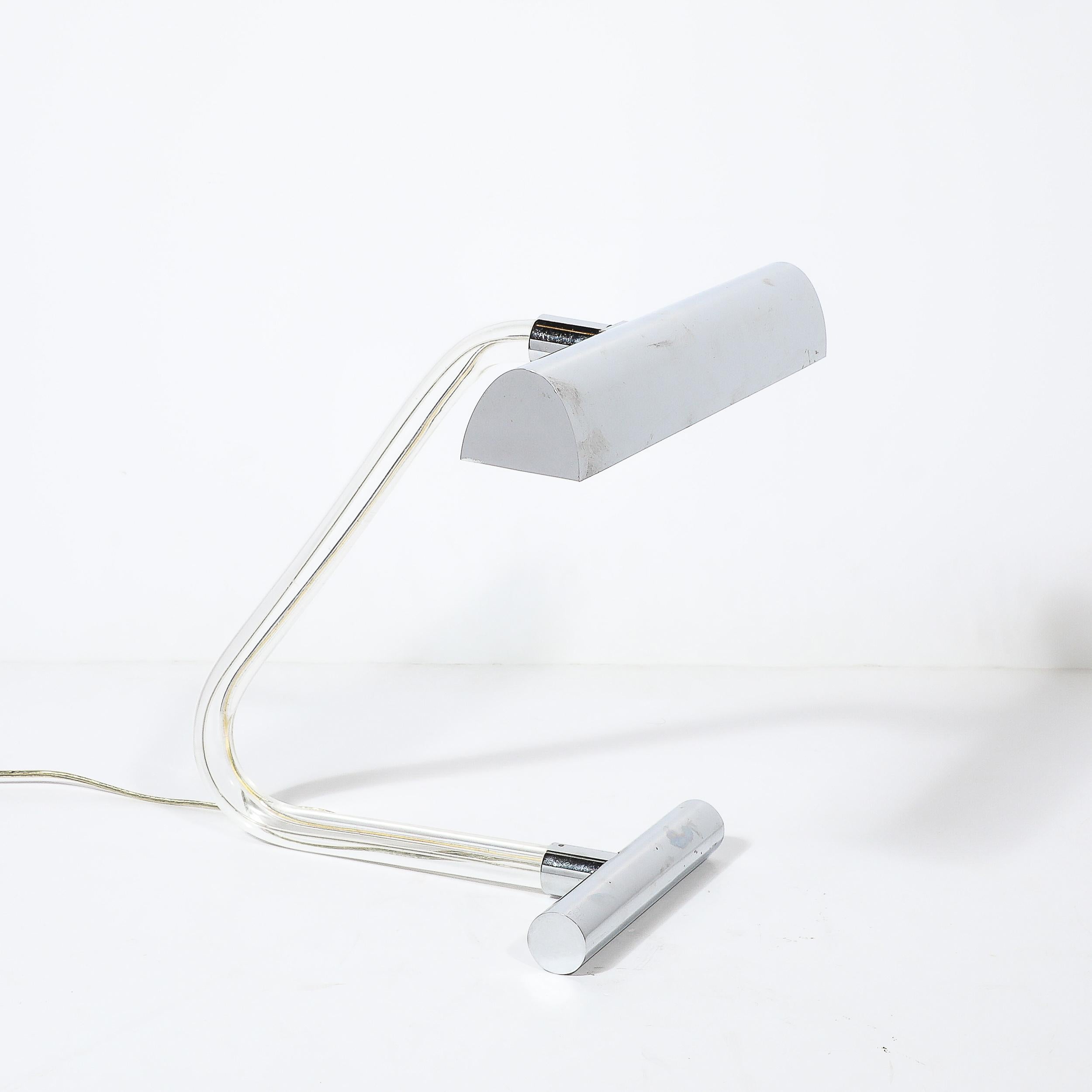 Illumina il tuo spazio con la lampada Mid-Century Modern Peter Hamburger Kovacs Lucite & Chrome, meticolosamente realizzata in America nel 1970 circa. Questa lampada riflette l'estetica elegante e innovativa tipica del design moderno di metà