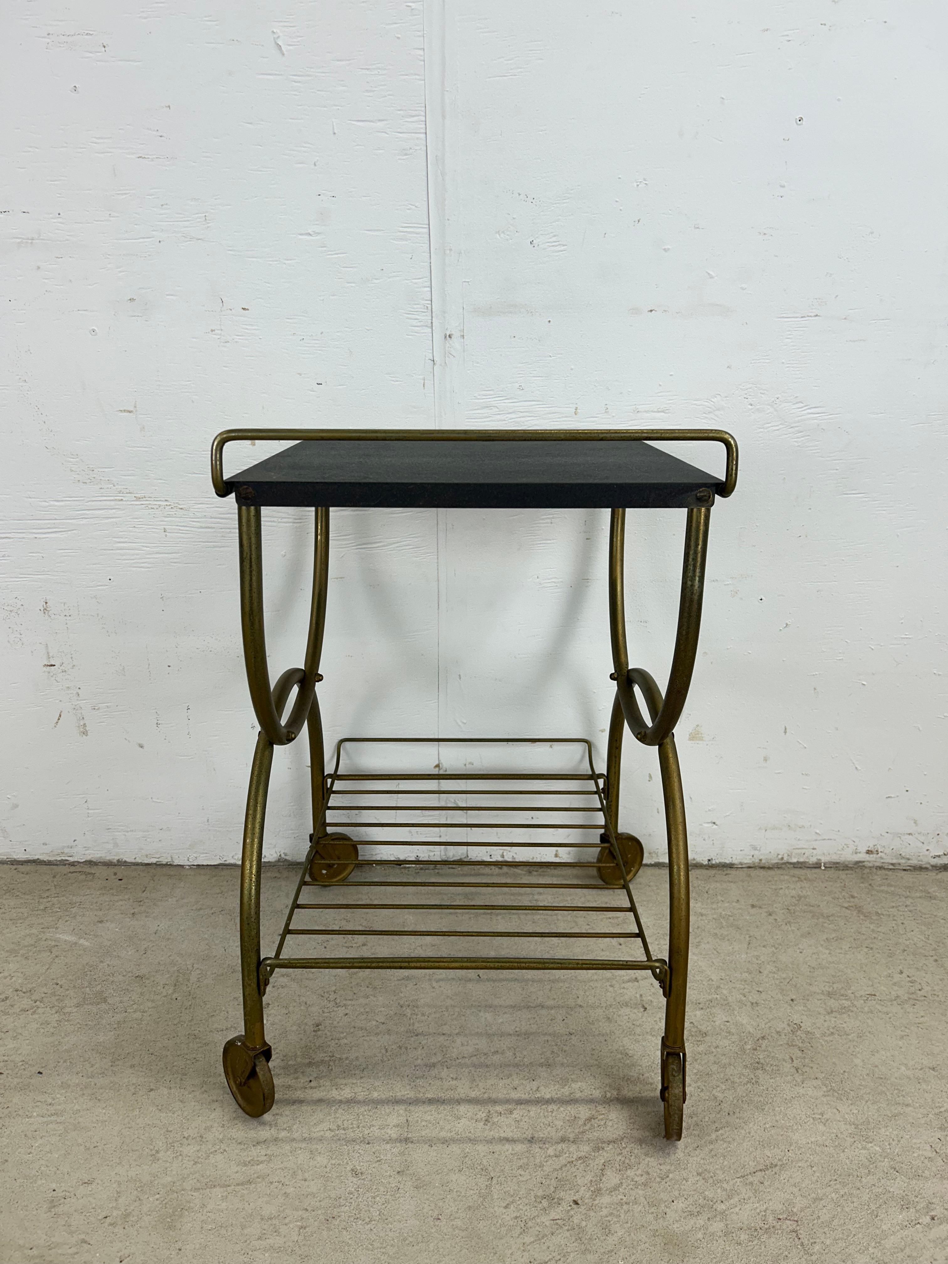 Mid Century Modern Petite Bar Cart mit Messing-Akzenten im Angebot 9