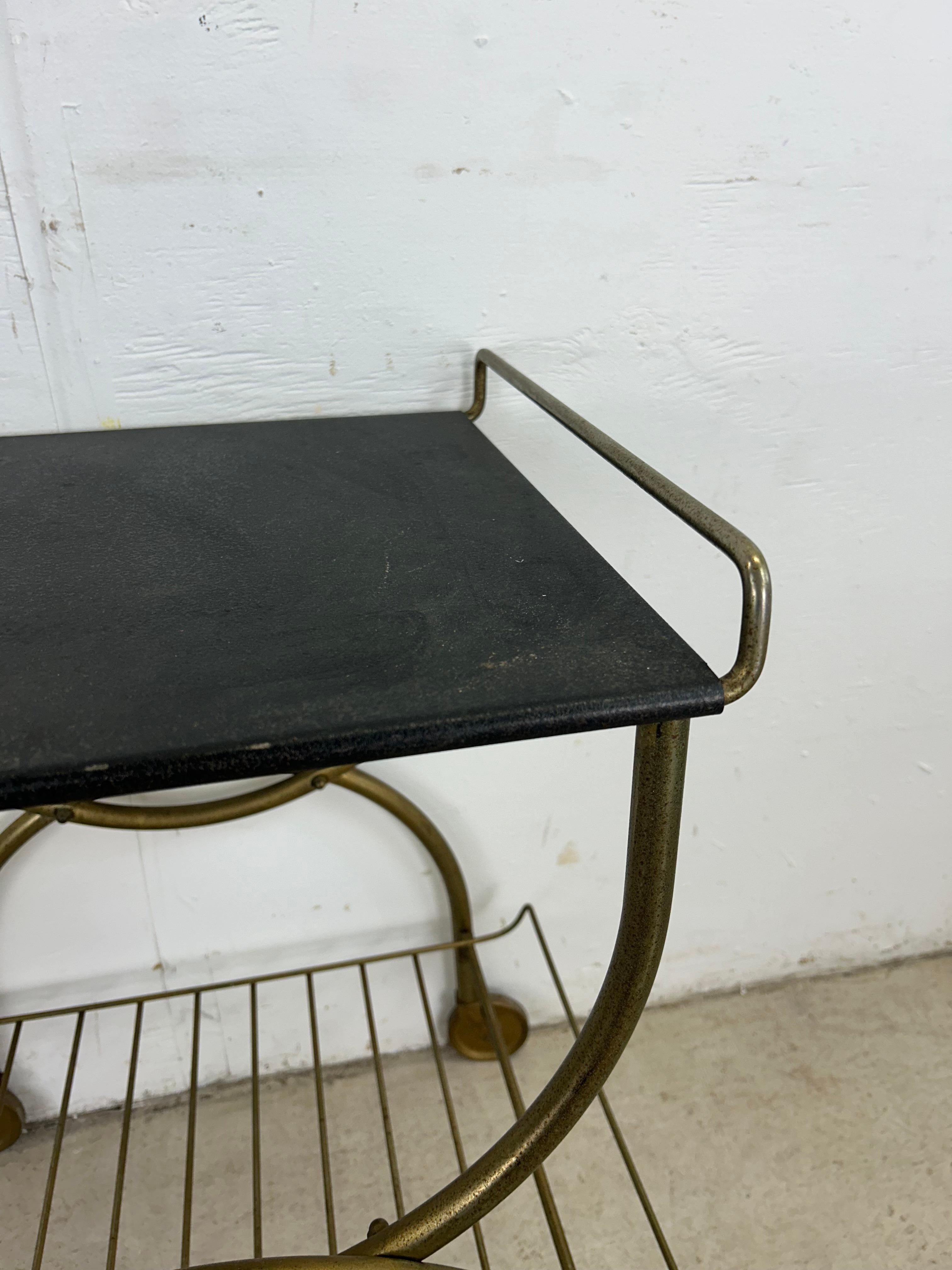 Mid Century Modern Petite Bar Cart mit Messing-Akzenten im Angebot 13