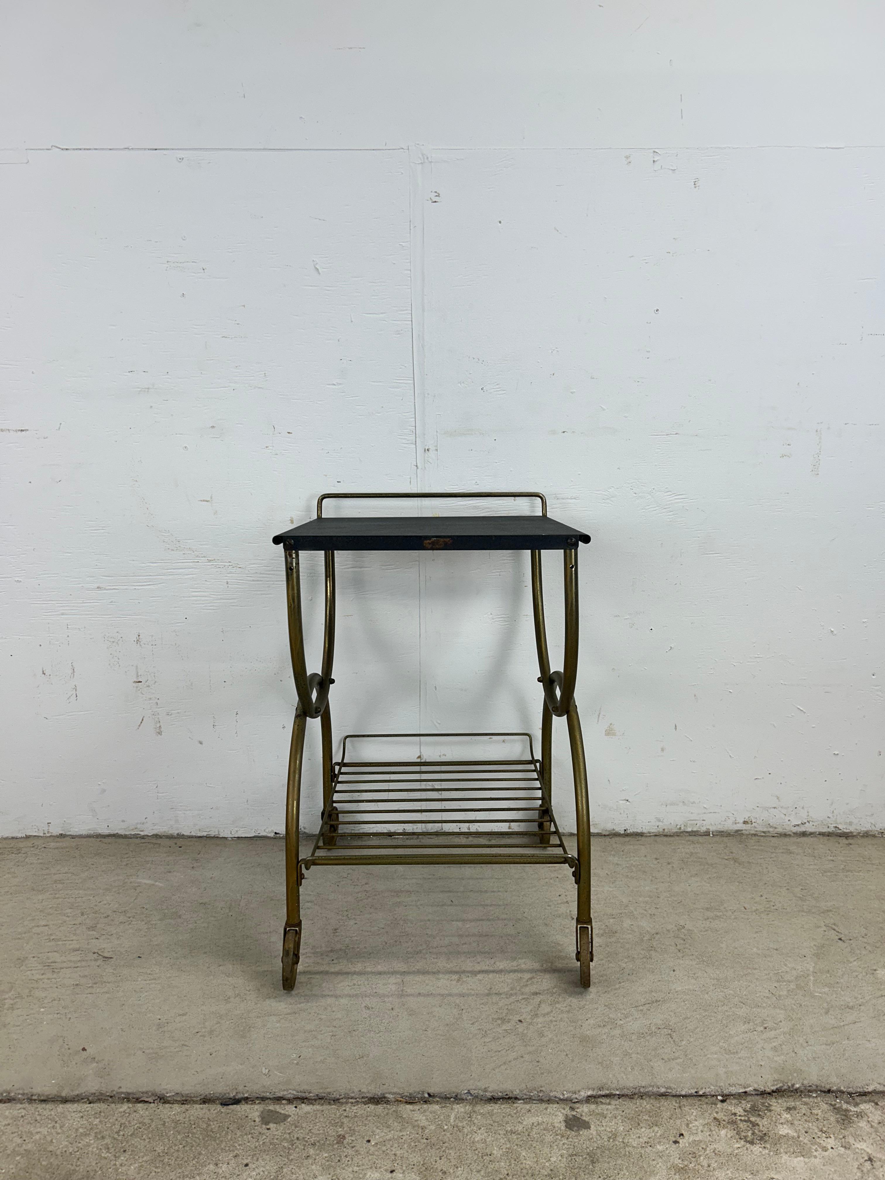 Mid Century Modern Petite Bar Cart mit Messing-Akzenten (Moderne der Mitte des Jahrhunderts) im Angebot