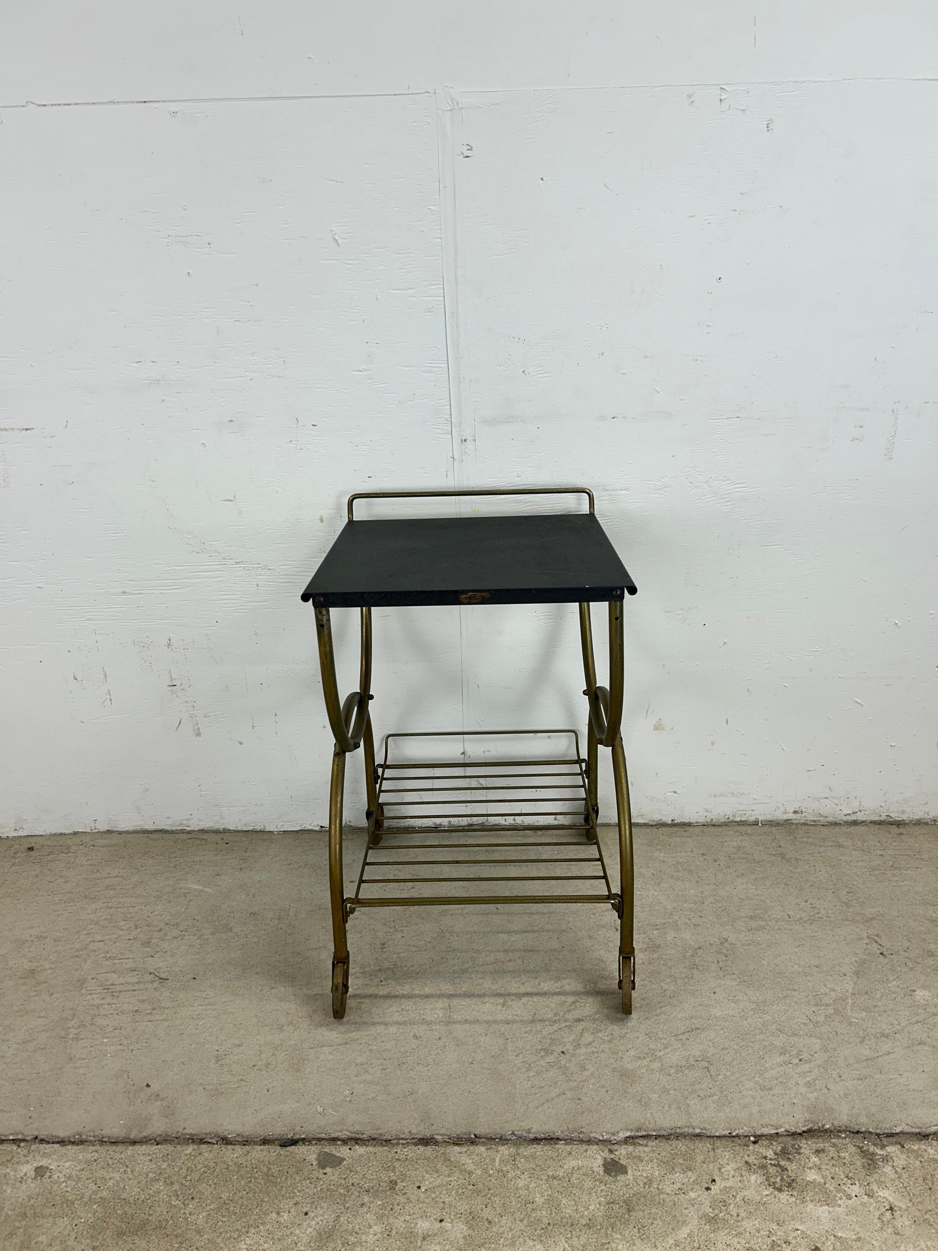 Mid Century Modern Petite Bar Cart mit Messing-Akzenten (amerikanisch) im Angebot