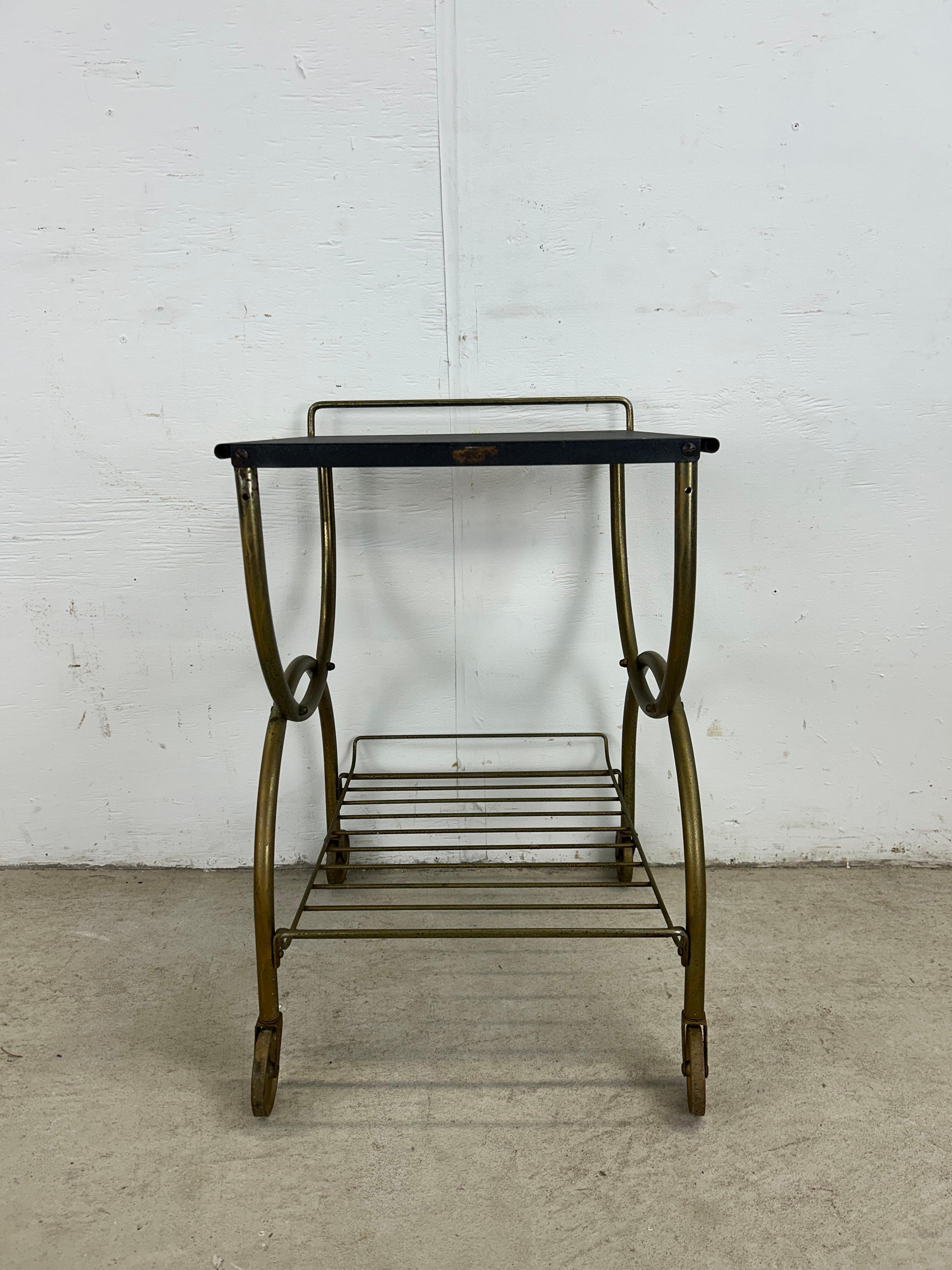Mid Century Modern Petite Bar Cart mit Messing-Akzenten im Zustand „Gut“ im Angebot in Freehold, NJ