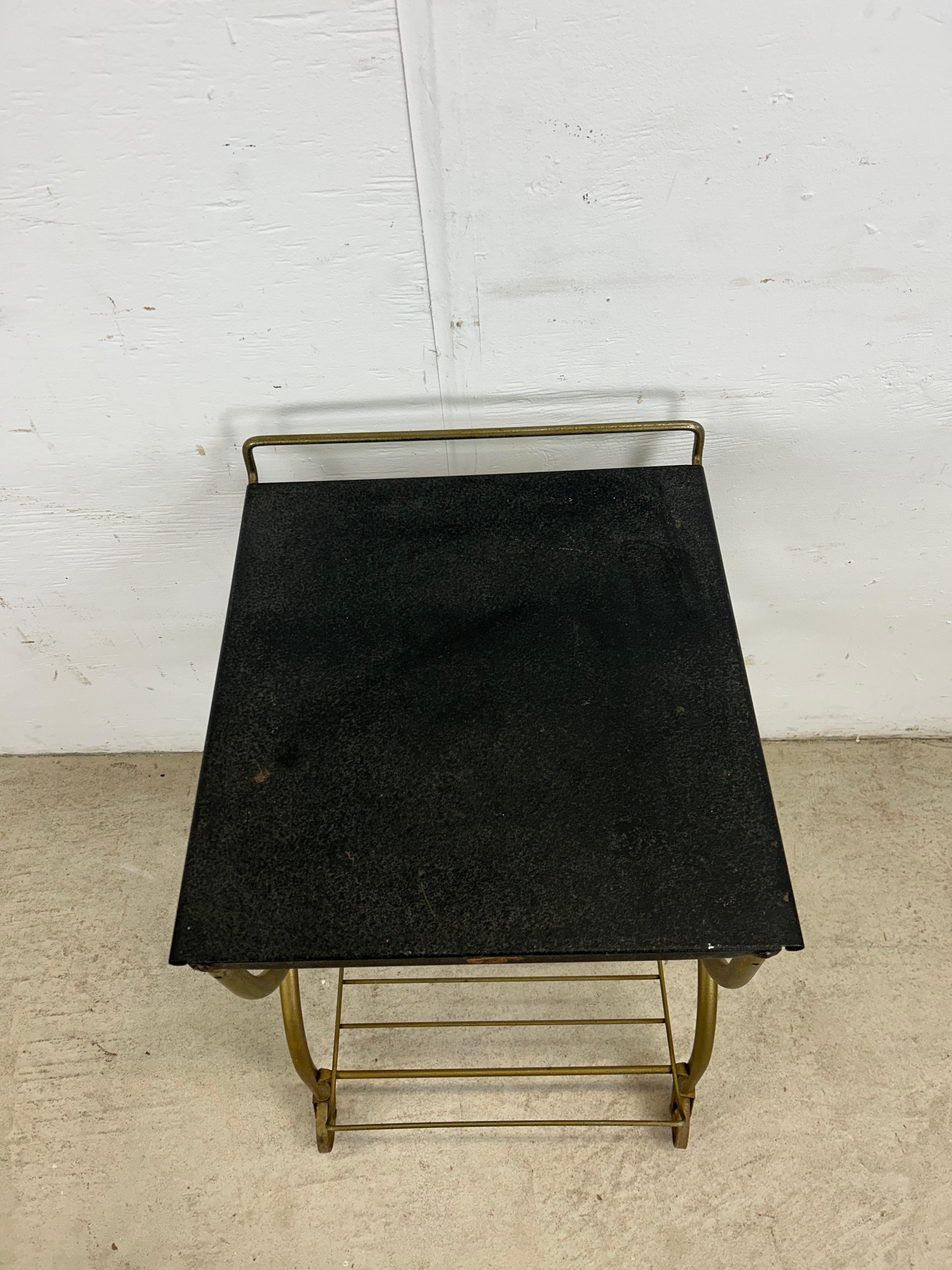 Mid Century Modern Petite Bar Cart mit Messing-Akzenten (Metall) im Angebot
