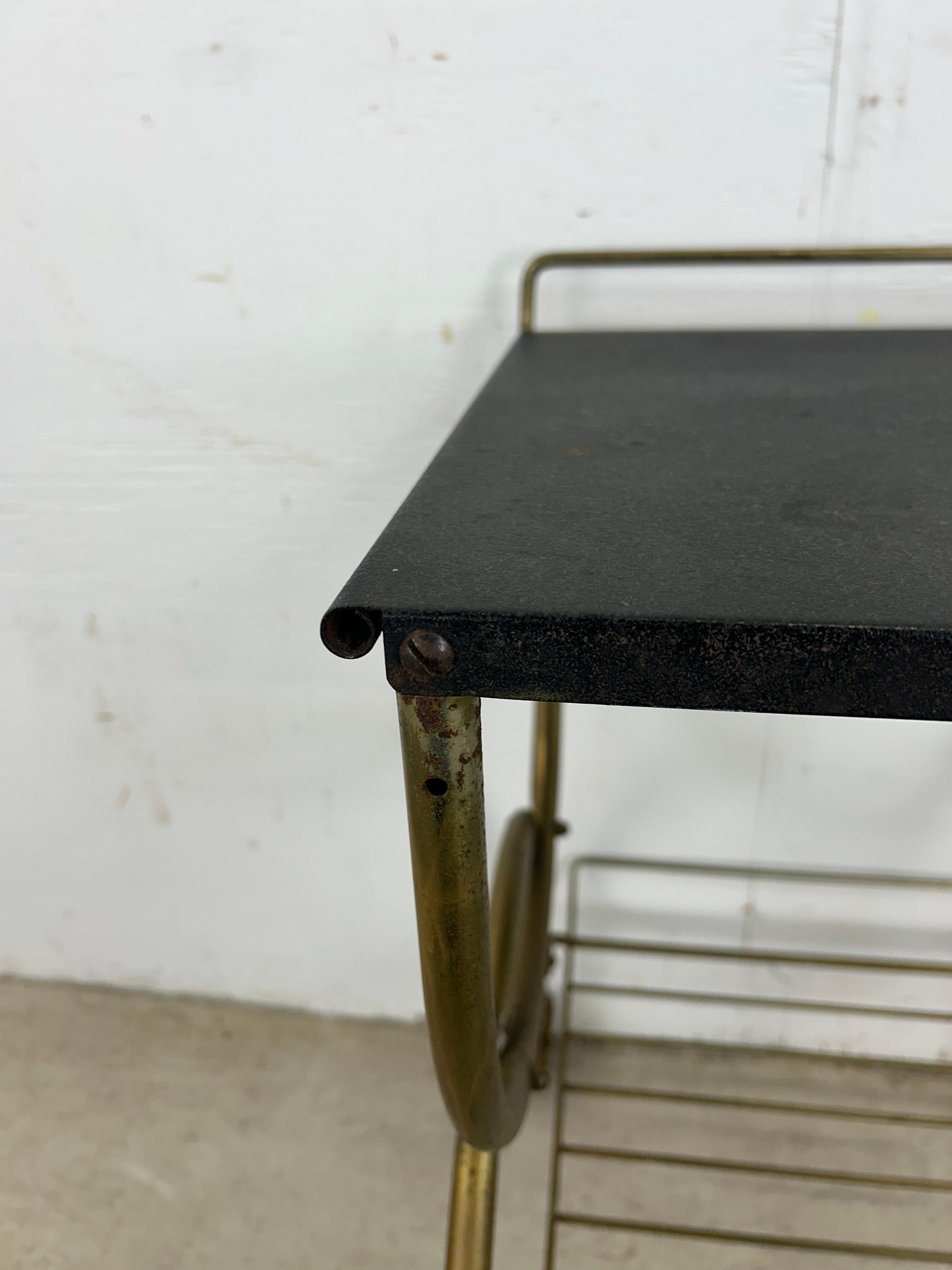 Mid Century Modern Petite Bar Cart mit Messing-Akzenten im Angebot 1