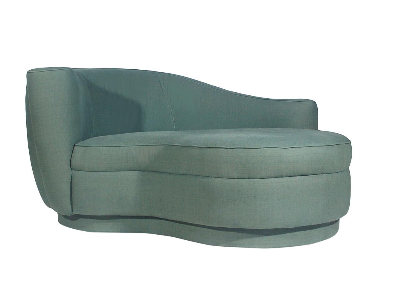 A sculptural chaise lounge in a cloud form circa 1980s. This piece features its original upholstery and it’s in very good overall condition. Ready for use.