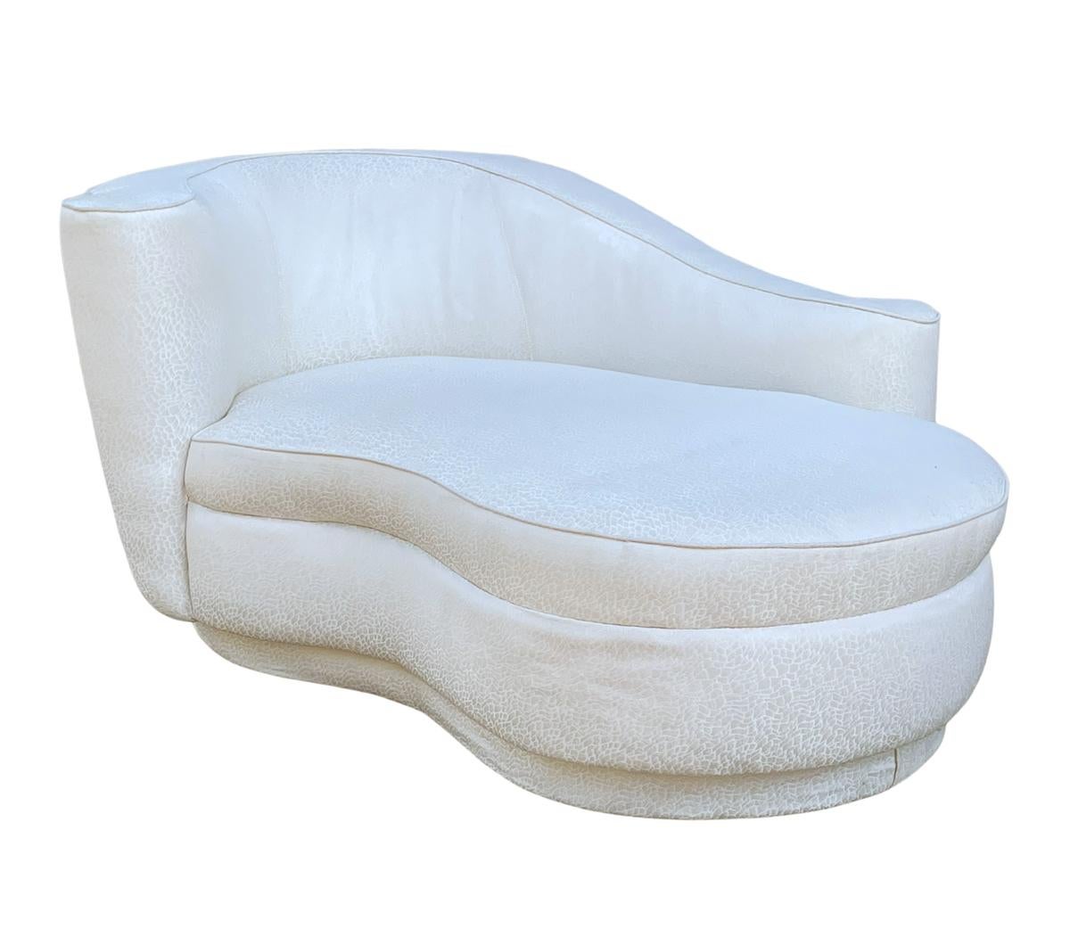 A sculptural chaise lounge in a cloud form circa 1980s. This piece features its original upholstery and it shows some light soiling. Cleaning or recovering is recommended.