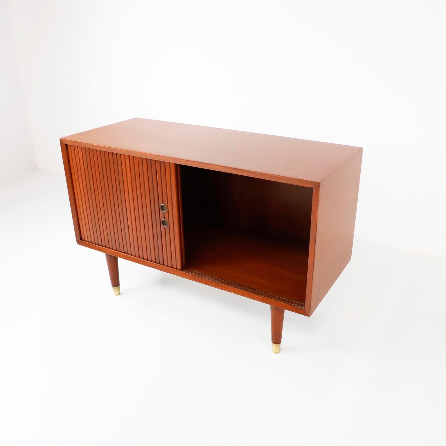 Kleiner Schrank mit Scheibenschrank von Michael van Beuren, Mid-Century Modern (Moderne der Mitte des Jahrhunderts) im Angebot