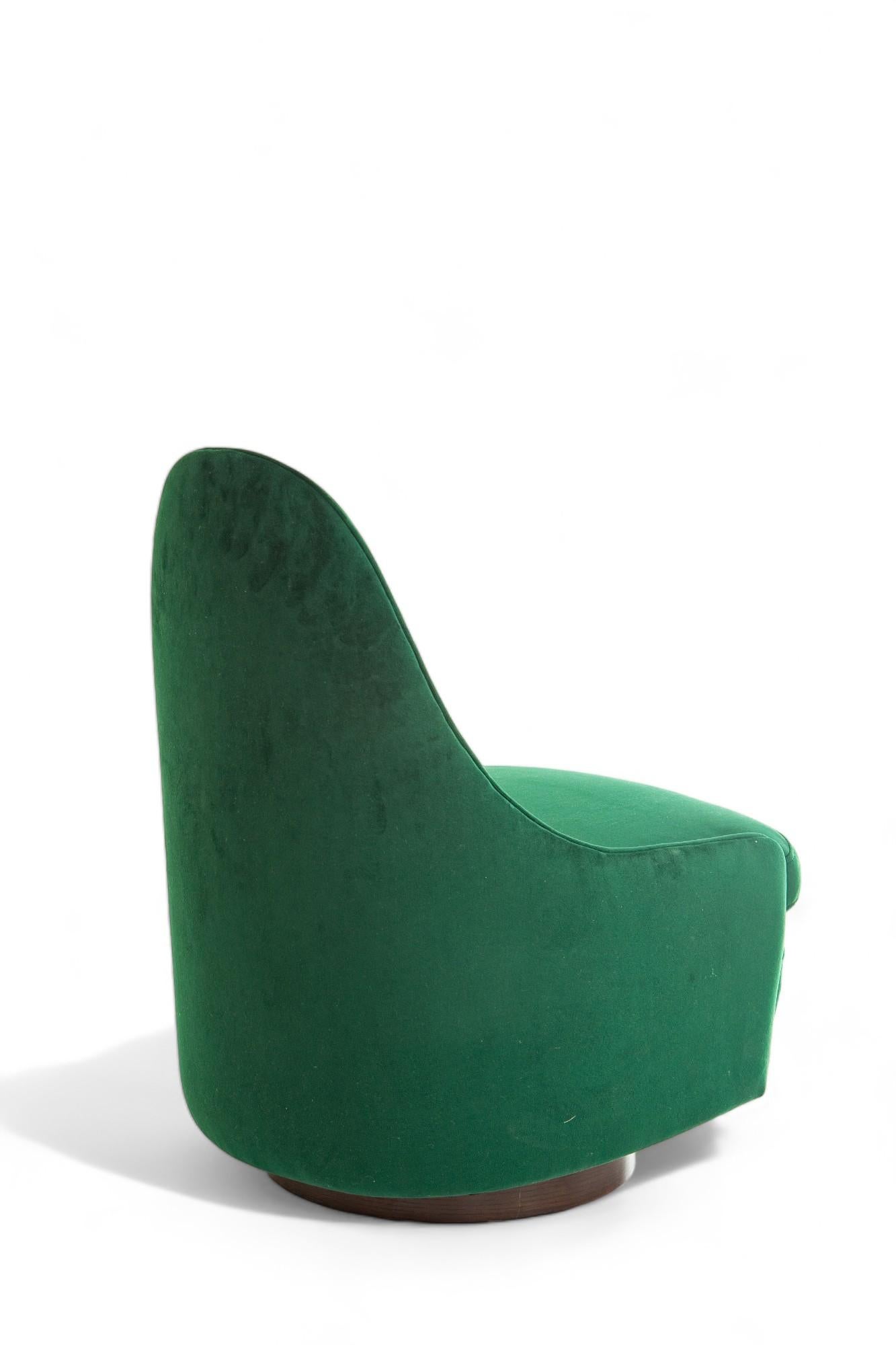 Velours Petites chaises longues pivotantes et modernes du milieu du siècle dernier de Milo Baughman en vente