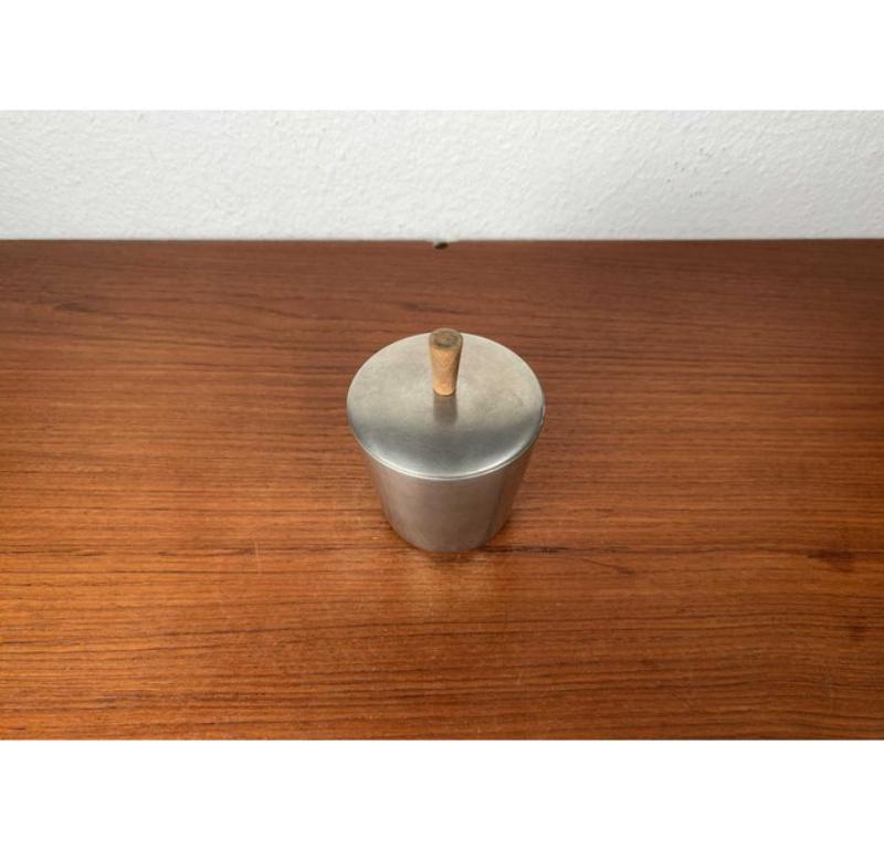 Mid-Century moderno Ciotola in peltro moderna di metà secolo con coperchio di K.M. A., 1960 in vendita