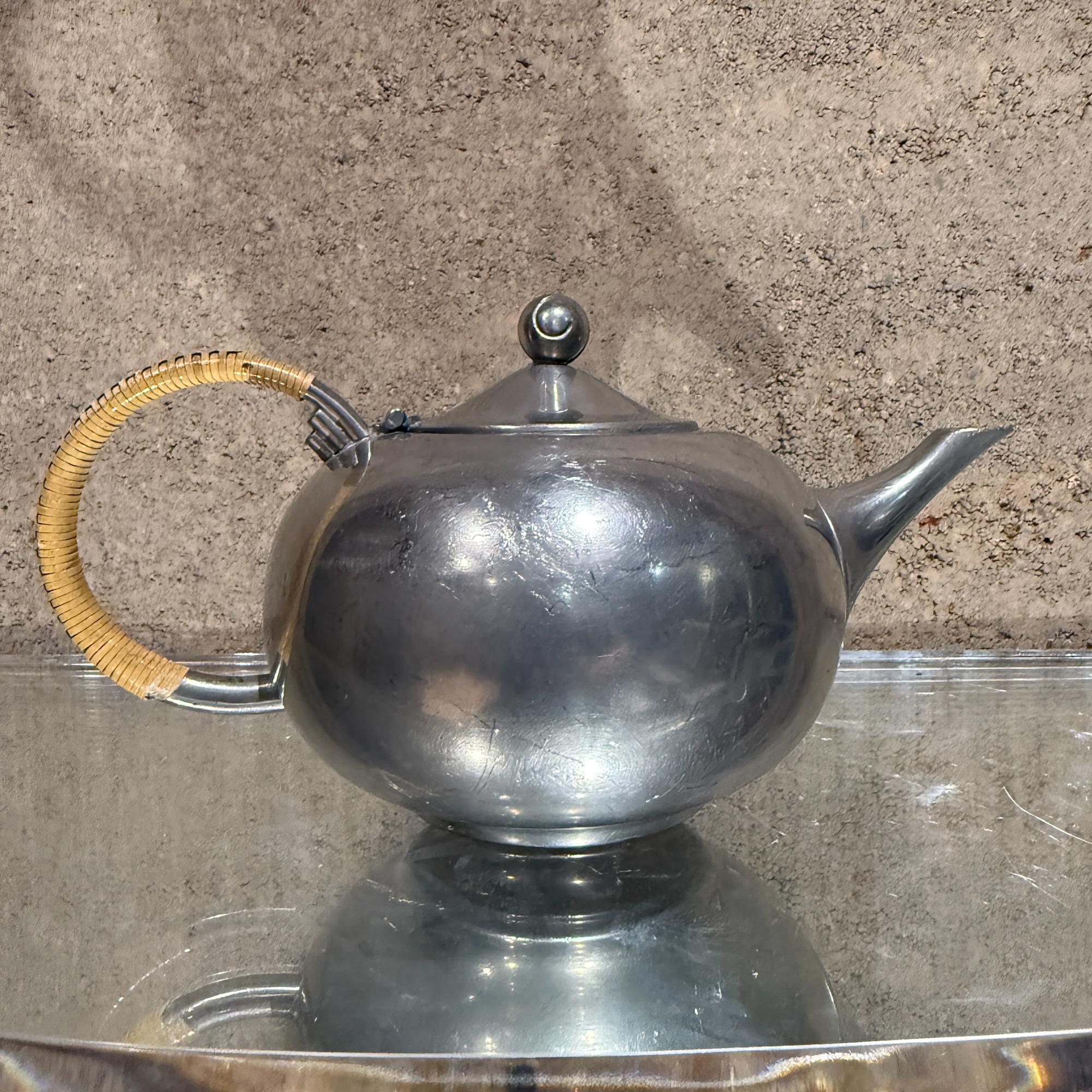 Per la tua considerazione, una teiera o un bollitore in peltro della metà del secolo scorso di Holland KMD. Bellissimo design scultoreo con manico di canna.

Dimensioni: 4,75