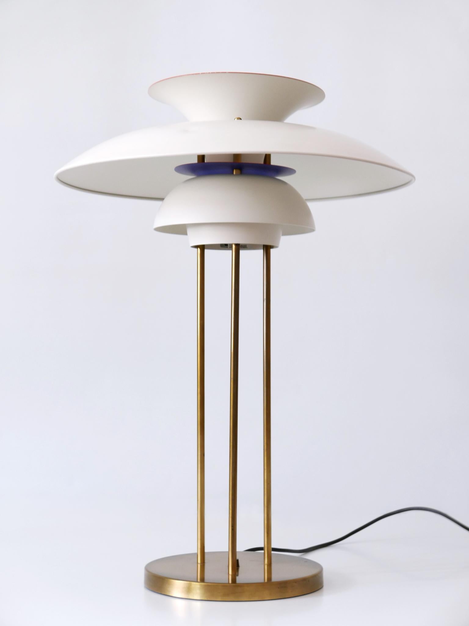 Rare et élégante lampe de table 'PH 5' de style moderne du milieu du siècle dernier. Conçu par Poul Henningsen en 1958. Fabriqué par Louis Poulsen, Danemark, probablement dans les années 1960. Label du fabricant à l'intérieur de
