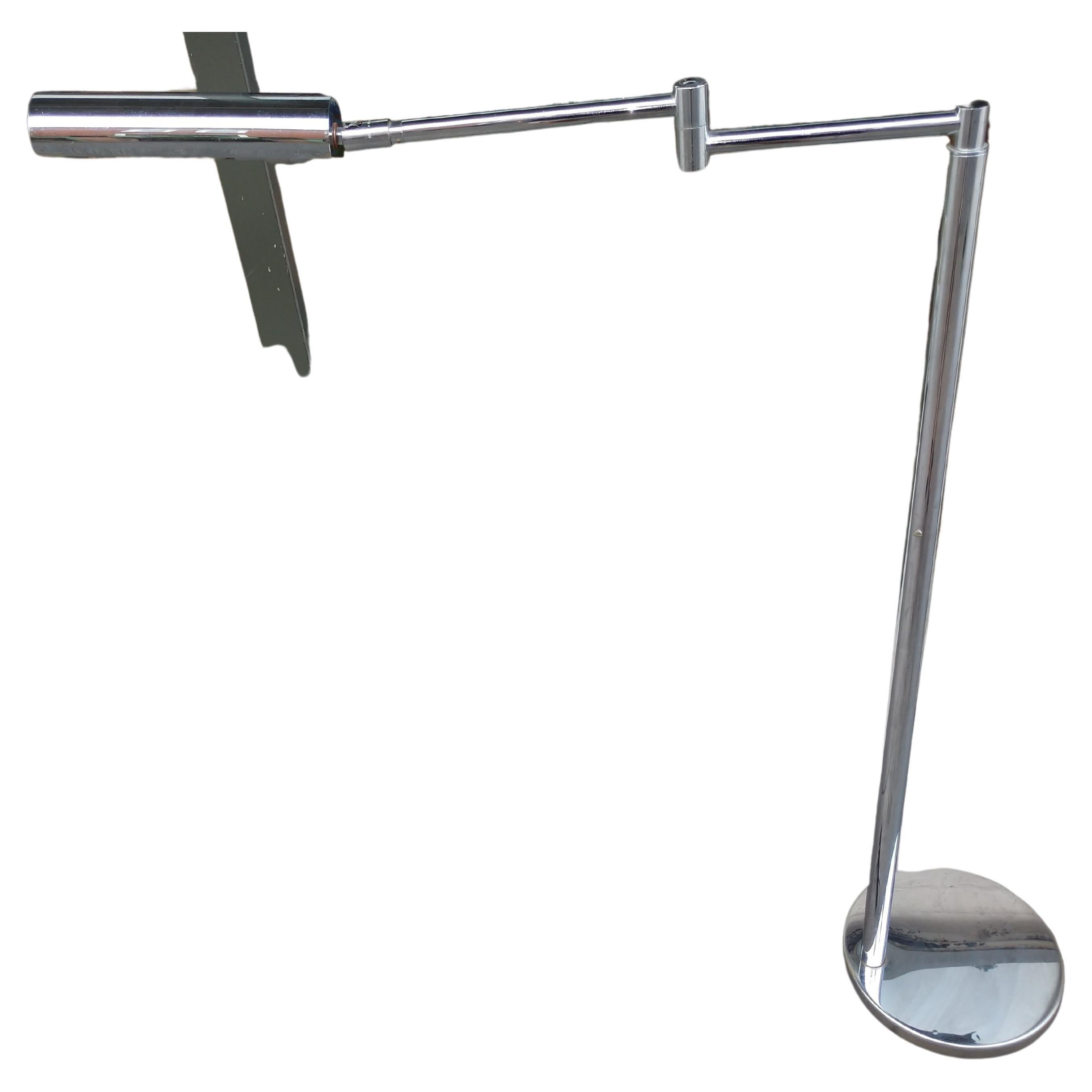 Fabelhafte verchromte Lampe, die sich ausfahren und anheben lässt, um alle Positionen zu beleuchten. Chrom ist in ausgezeichnetem Vintage-Zustand mit minimaler Abnutzung. Der Schalter ist dimmbar. Bis zu 250 Watt für die Glühbirne.
Can be parcel