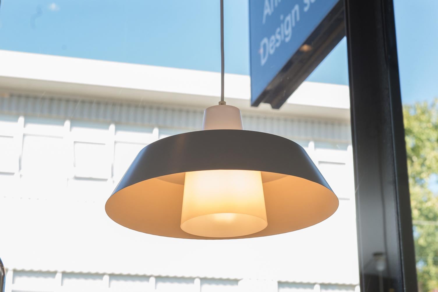Philips Mid-Century Modern Pendelleuchte:: grau lackiertes Aluminium und Kunststoff.