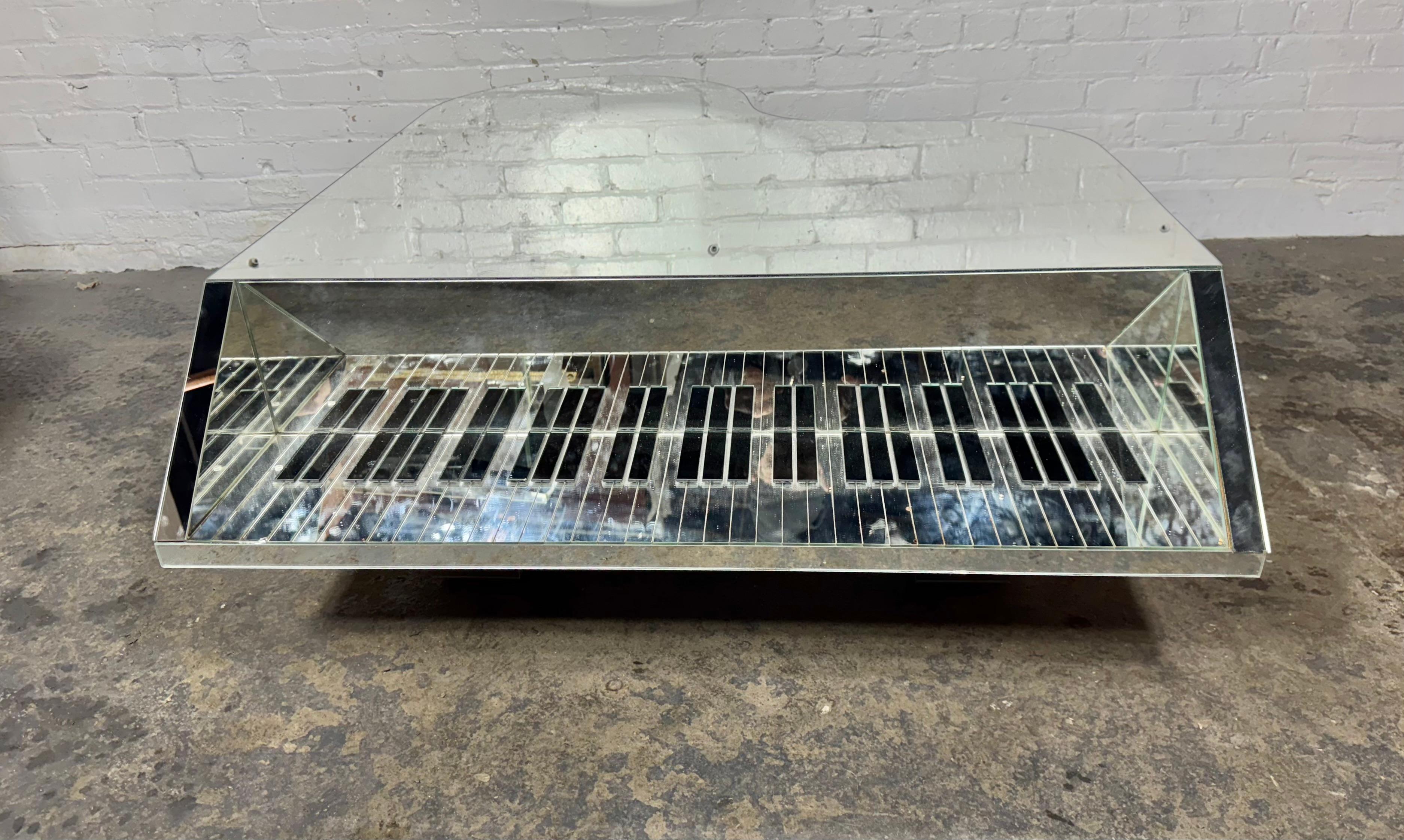 Mid-Century Modern Piano Shaped Mirrored Cocktail Coffee Table, 1970er Jahre im Angebot 3