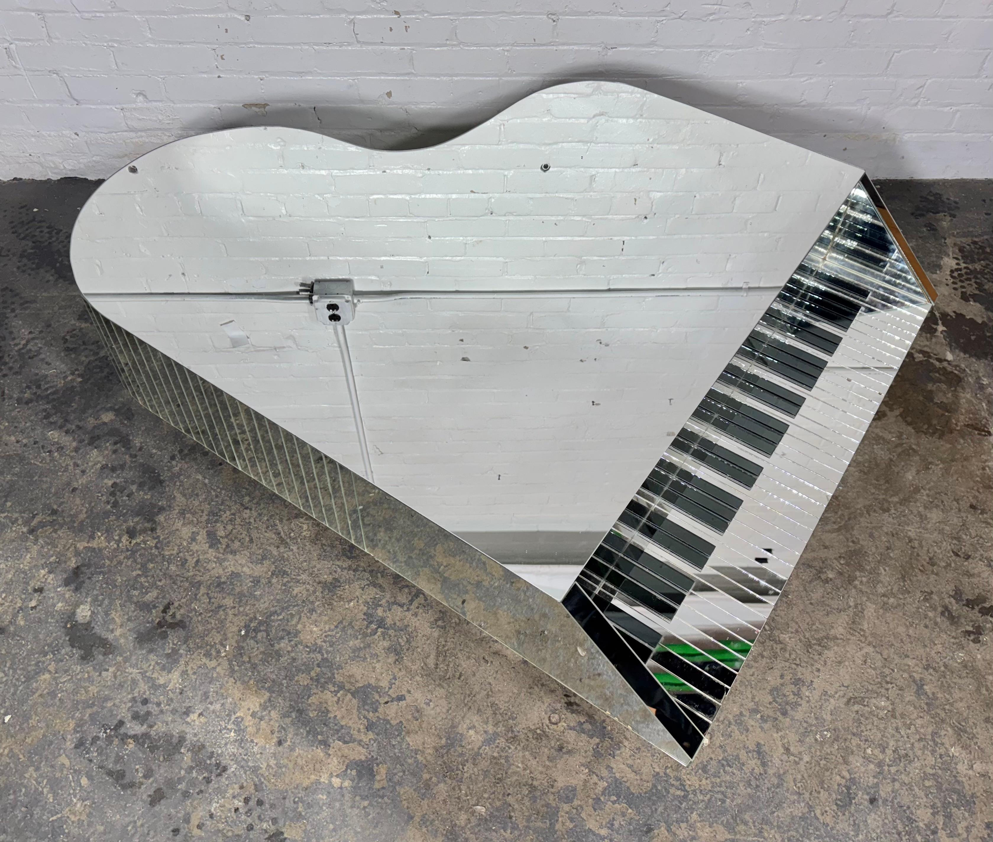 Mid-Century Modern Piano Shaped Mirrored Cocktail Coffee Table, 1970er Jahre im Angebot 4