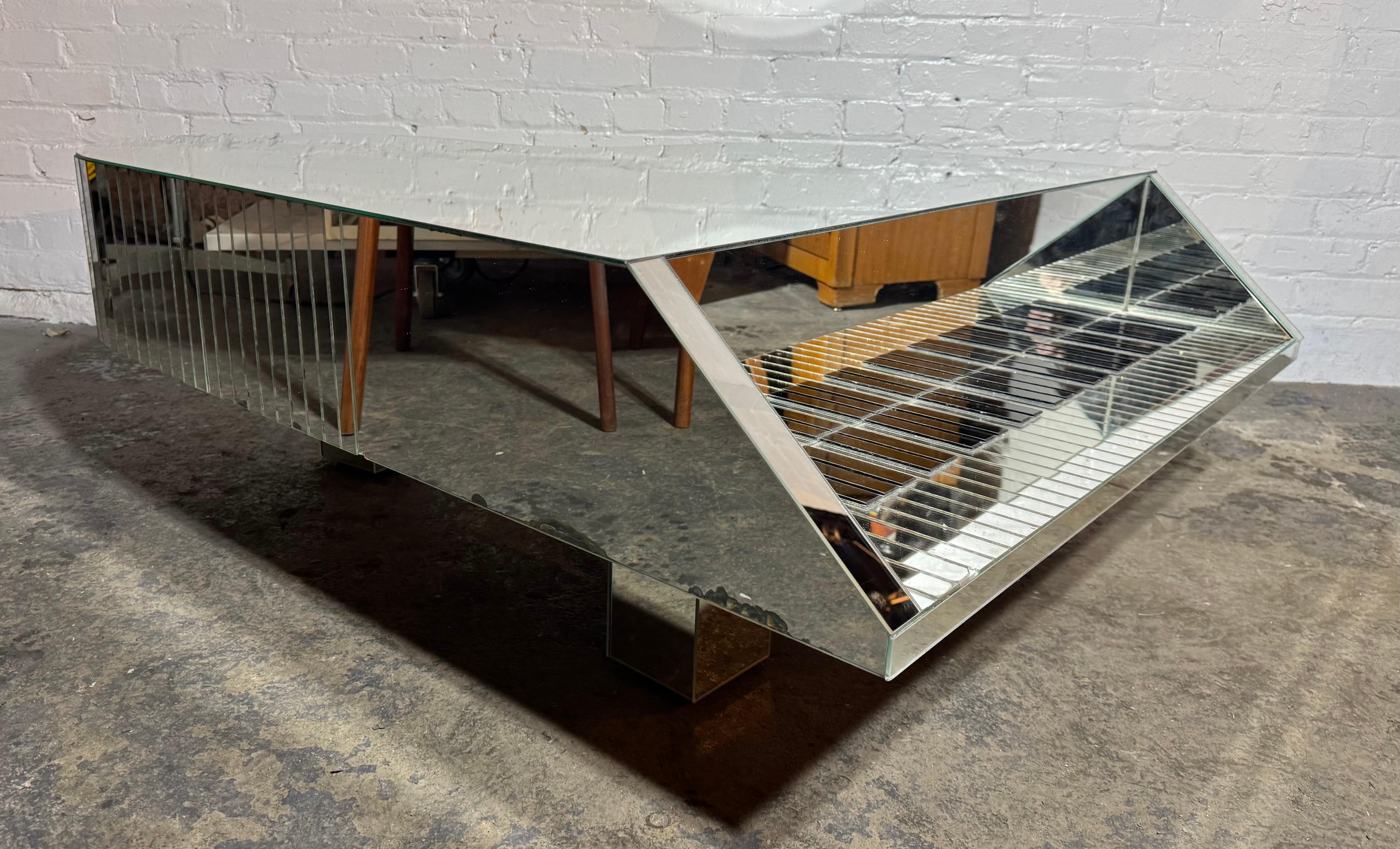 Mid-Century Modern Piano Shaped Mirrored Cocktail Coffee Table, 1970er Jahre im Angebot 5
