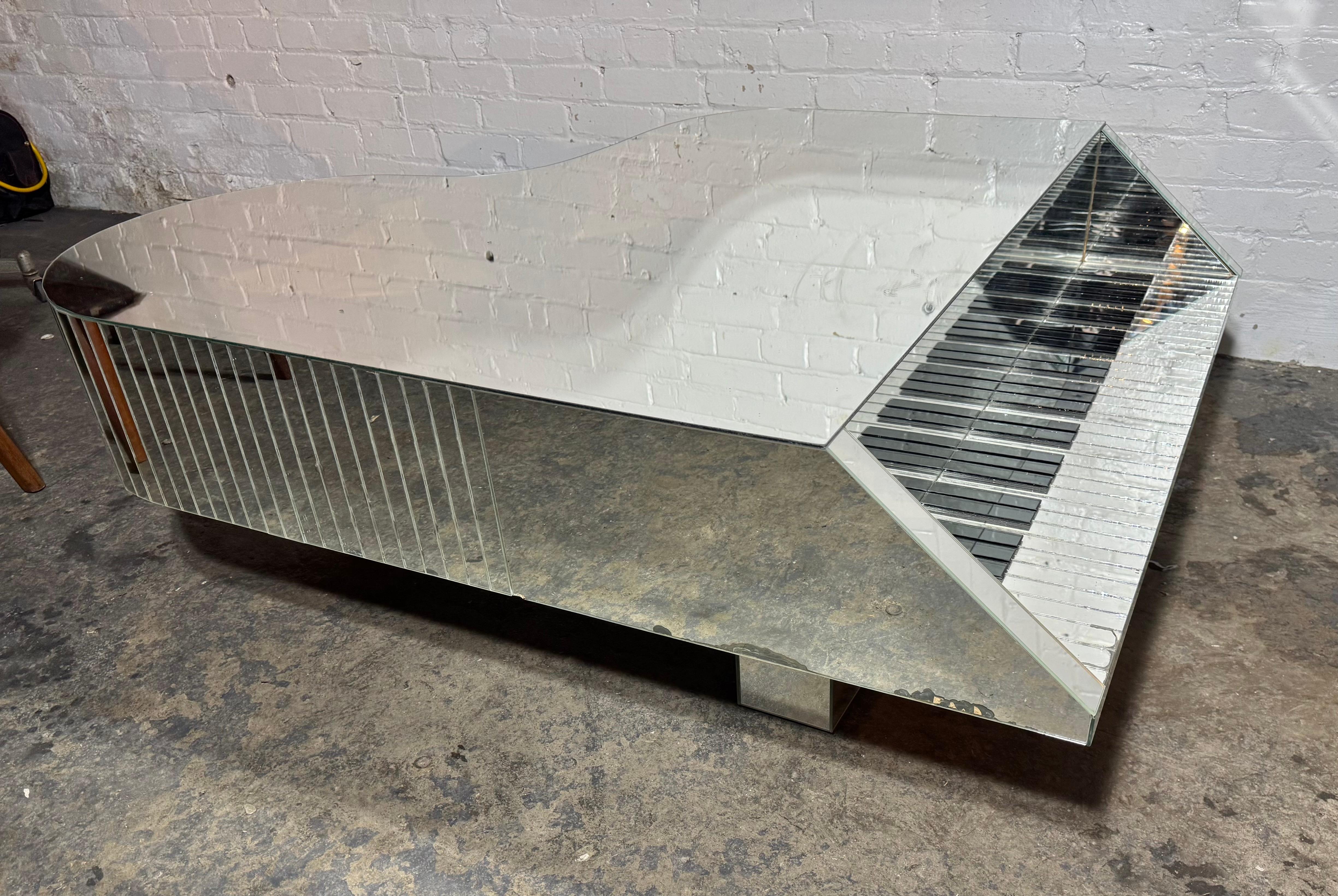 Mid-Century Modern Piano Shaped Mirrored Cocktail Coffee Table, 1970er Jahre im Angebot 6