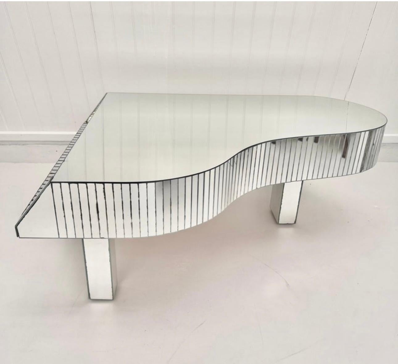 Mid-Century Modern Piano Shaped Mirrored Cocktail Coffee Table, 1970er Jahre (Moderne der Mitte des Jahrhunderts) im Angebot