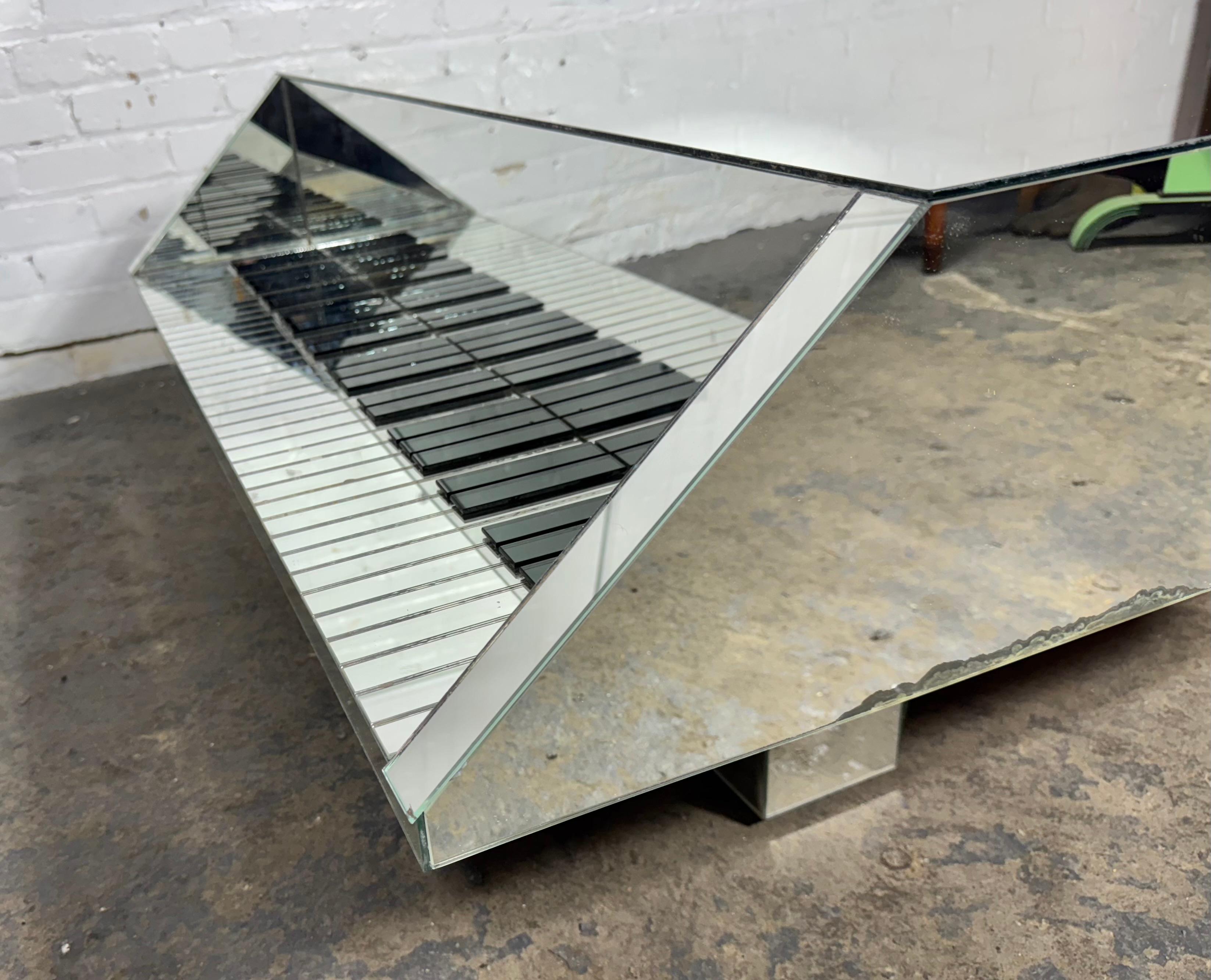 Mid-Century Modern Piano Shaped Mirrored Cocktail Coffee Table, 1970er Jahre (amerikanisch) im Angebot